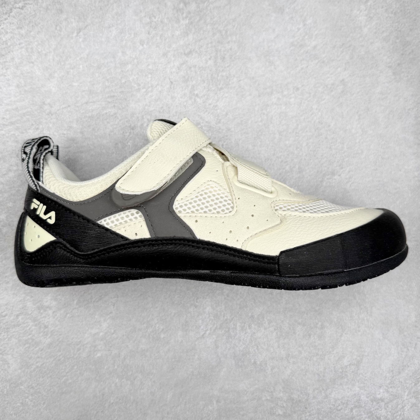 FILA斐乐 STEP 彩石鞋 复古运动百搭时尚舒适 耐磨 低帮 生活休闲鞋 女款 FUSION 系列传承了 FILA 的百年基因，融入年轻运动及潮流文化，成为引领变革、创新突破的一代。以“1+N” 的跨界合作模式重现经典的同时创造经典。带来最出其不意的跨界合作惊喜。同时，FILAFUSION把FILA 的 DNA 融入到定制体验里，你可以随心制造厲于你的产品。FILA FUSION 的鞋家族涵盖了老爹鞋、跑步鞋、网球鞋、季节款。风格复古新潮，满足了时尚人士出行及各类运动的搭配需求，成为当下年轻人筷拥的鞋类品牌之一。FILA FUSION 走进年轻人的世界，通过年轻人运动，街舞，滑板，篮球，展现 FILA FUSION 的潮流态度和年轻文化。FILA FUSION 认为末来属于引领变革、创新突破的年轻一代，让我们一起构成 FILA 未来的蓝图吧！尺码：35.5 36 36.5 37.5 38 38.5 39 40-选品中心
