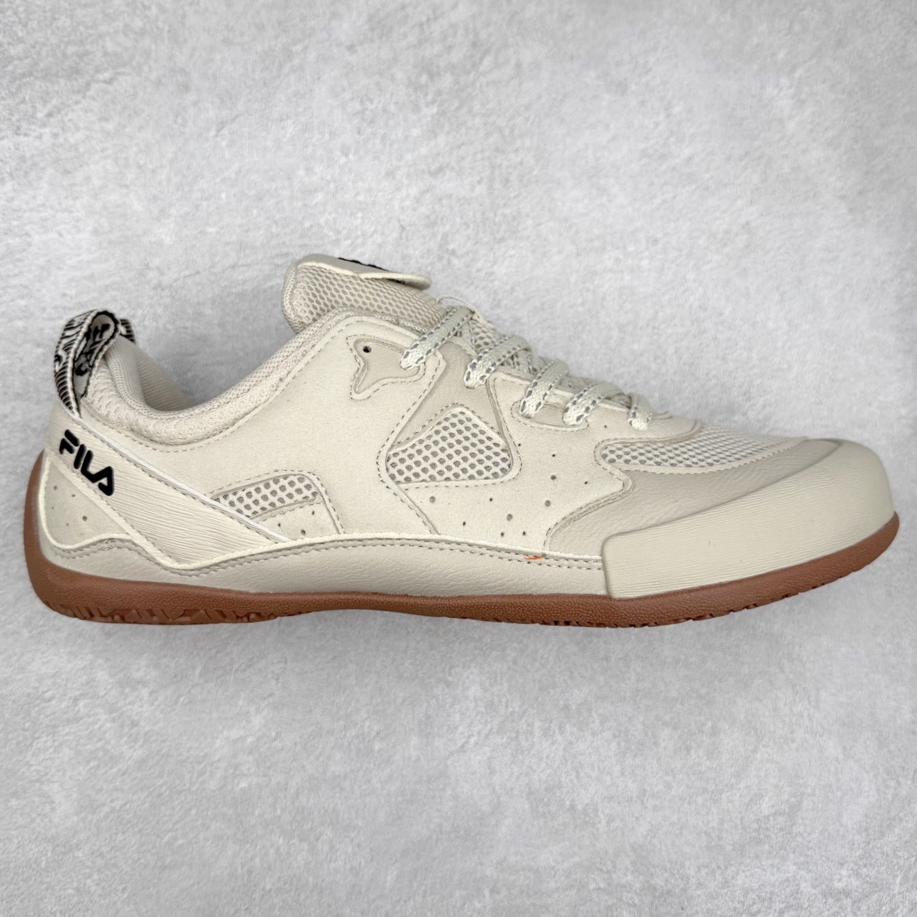 FILA斐乐 STEP 彩石鞋 复古运动百搭时尚舒适 耐磨 低帮 生活休闲鞋 女款 FUSION 系列传承了 FILA 的百年基因，融入年轻运动及潮流文化，成为引领变革、创新突破的一代。以“1+N” 的跨界合作模式重现经典的同时创造经典。带来最出其不意的跨界合作惊喜。同时，FILAFUSION把FILA 的 DNA 融入到定制体验里，你可以随心制造厲于你的产品。FILA FUSION 的鞋家族涵盖了老爹鞋、跑步鞋、网球鞋、季节款。风格复古新潮，满足了时尚人士出行及各类运动的搭配需求，成为当下年轻人筷拥的鞋类品牌之一。FILA FUSION 走进年轻人的世界，通过年轻人运动，街舞，滑板，篮球，展现 FILA FUSION 的潮流态度和年轻文化。FILA FUSION 认为末来属于引领变革、创新突破的年轻一代，让我们一起构成 FILA 未来的蓝图吧！尺码：35.5 36 36.5 37.5 38 38.5 39 40-选品中心