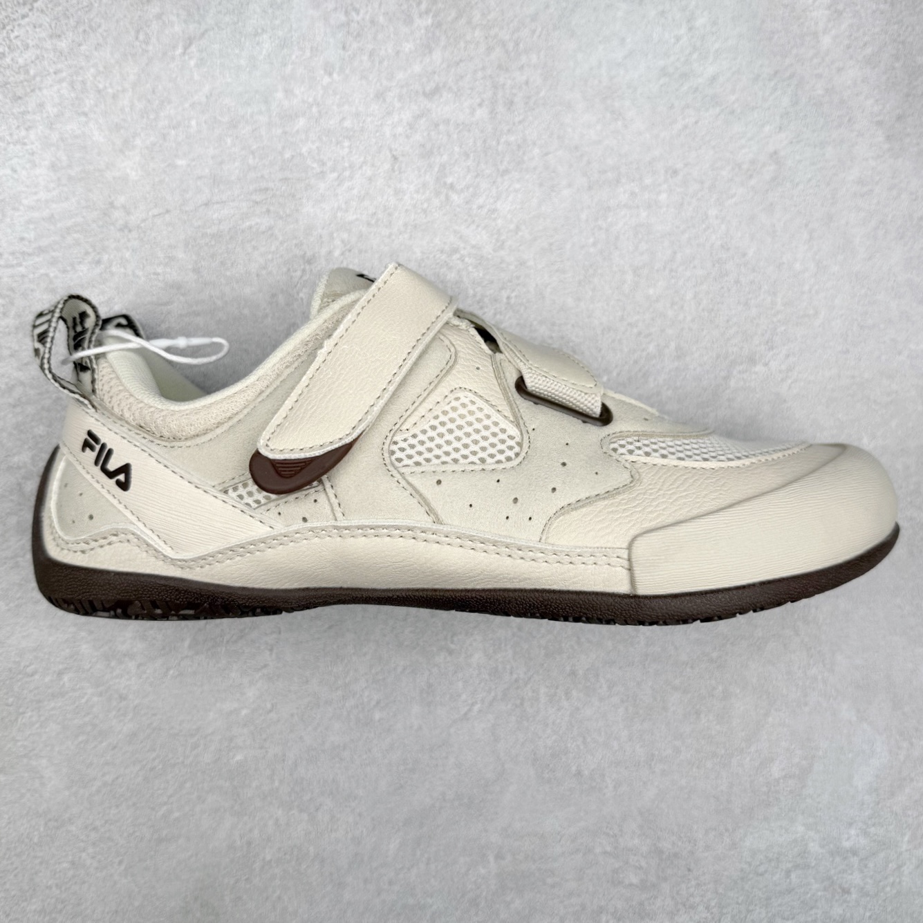 FILA斐乐 STEP 彩石鞋 复古运动百搭时尚舒适 耐磨 低帮 生活休闲鞋 女款 FUSION 系列传承了 FILA 的百年基因，融入年轻运动及潮流文化，成为引领变革、创新突破的一代。以“1+N” 的跨界合作模式重现经典的同时创造经典。带来最出其不意的跨界合作惊喜。同时，FILAFUSION把FILA 的 DNA 融入到定制体验里，你可以随心制造厲于你的产品。FILA FUSION 的鞋家族涵盖了老爹鞋、跑步鞋、网球鞋、季节款。风格复古新潮，满足了时尚人士出行及各类运动的搭配需求，成为当下年轻人筷拥的鞋类品牌之一。FILA FUSION 走进年轻人的世界，通过年轻人运动，街舞，滑板，篮球，展现 FILA FUSION 的潮流态度和年轻文化。FILA FUSION 认为末来属于引领变革、创新突破的年轻一代，让我们一起构成 FILA 未来的蓝图吧！尺码：35.5 36 36.5 37.5 38 38.5 39 40-选品中心