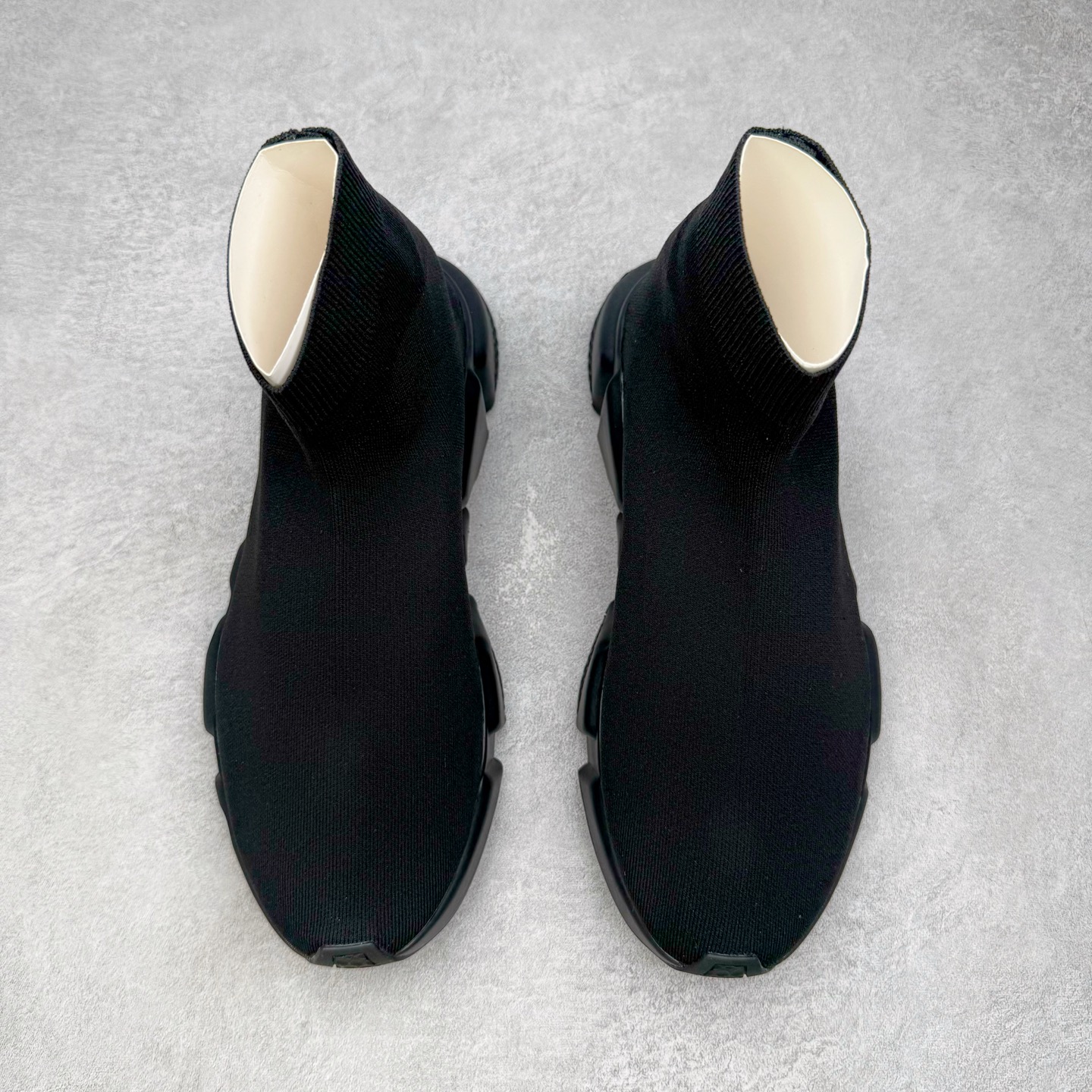 图片[2]-＃VG零售版 Balenciaga Speed stretch-knit Mid sneakers 巴黎世家中帮束脚针织袜子球鞋 原鞋开发唯一正确版本 正确印刷 百分百不掉字 一次成型MD大底 原盒原配防尘袋 全套原纸板楦头开发 最原汁原味的灵魂版型 全鞋荧光划线卡点 胶水把控整洁度追求极致完美 每一双都是工艺品 多重QC质检 超越公司货的品控标准 实实在在的免检产品 原盒原配 正确字体电绣 粗细、位置、大小正确 侧边TPU 透气孔匹配意产原版 正确气垫分离大底 TPU软底 原版一致大底LOGO 立体感十足 尺码：35 36 37 38 39 40 41 42 43 44 45 46-选品中心