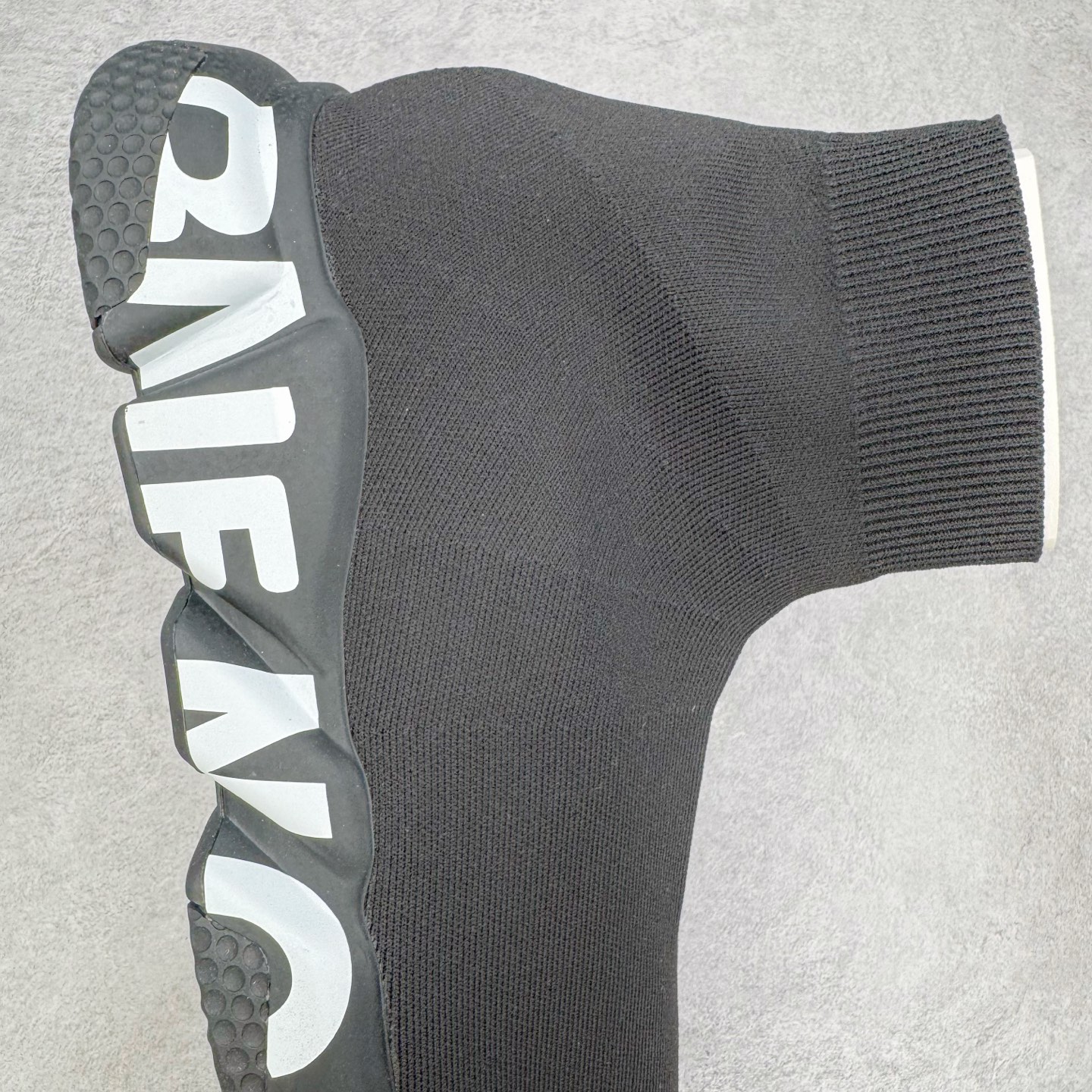 图片[6]-＃VG零售版 Balenciaga Speed stretch-knit Mid sneakers 巴黎世家中帮束脚针织袜子球鞋 原鞋开发唯一正确版本 正确印刷 百分百不掉字 一次成型MD大底 原盒原配防尘袋 全套原纸板楦头开发 最原汁原味的灵魂版型 全鞋荧光划线卡点 胶水把控整洁度追求极致完美 每一双都是工艺品 多重QC质检 超越公司货的品控标准 实实在在的免检产品 原盒原配 正确字体电绣 粗细、位置、大小正确 侧边TPU 透气孔匹配意产原版 正确气垫分离大底 TPU软底 原版一致大底LOGO 立体感十足 尺码：35 36 37 38 39 40 41 42 43 44 45 46-选品中心