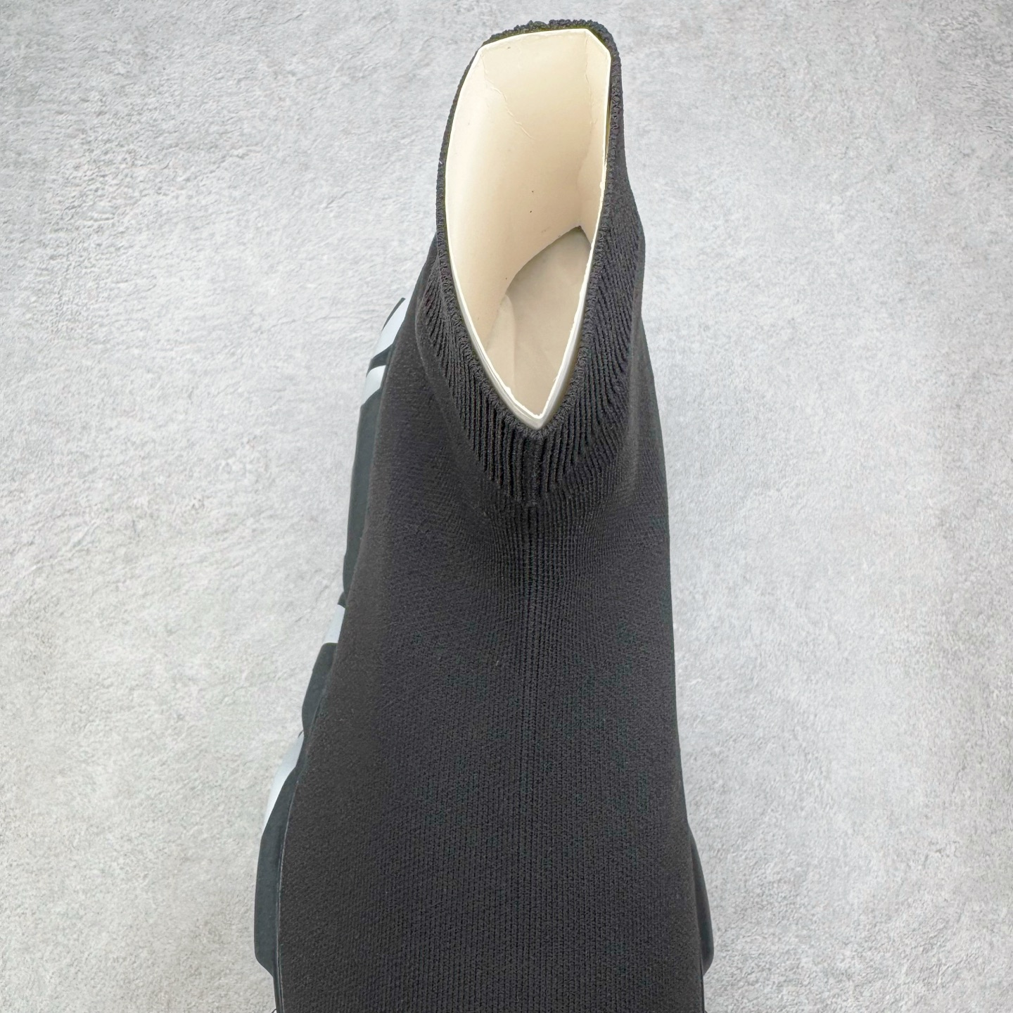 图片[5]-＃VG零售版 Balenciaga Speed stretch-knit Mid sneakers 巴黎世家中帮束脚针织袜子球鞋 原鞋开发唯一正确版本 正确印刷 百分百不掉字 一次成型MD大底 原盒原配防尘袋 全套原纸板楦头开发 最原汁原味的灵魂版型 全鞋荧光划线卡点 胶水把控整洁度追求极致完美 每一双都是工艺品 多重QC质检 超越公司货的品控标准 实实在在的免检产品 原盒原配 正确字体电绣 粗细、位置、大小正确 侧边TPU 透气孔匹配意产原版 正确气垫分离大底 TPU软底 原版一致大底LOGO 立体感十足 尺码：35 36 37 38 39 40 41 42 43 44 45 46-选品中心