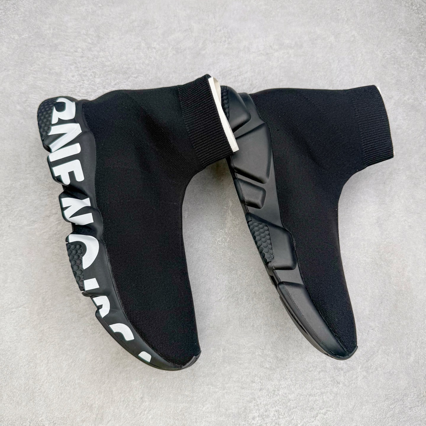 图片[3]-＃VG零售版 Balenciaga Speed stretch-knit Mid sneakers 巴黎世家中帮束脚针织袜子球鞋 原鞋开发唯一正确版本 正确印刷 百分百不掉字 一次成型MD大底 原盒原配防尘袋 全套原纸板楦头开发 最原汁原味的灵魂版型 全鞋荧光划线卡点 胶水把控整洁度追求极致完美 每一双都是工艺品 多重QC质检 超越公司货的品控标准 实实在在的免检产品 原盒原配 正确字体电绣 粗细、位置、大小正确 侧边TPU 透气孔匹配意产原版 正确气垫分离大底 TPU软底 原版一致大底LOGO 立体感十足 尺码：35 36 37 38 39 40 41 42 43 44 45 46-选品中心