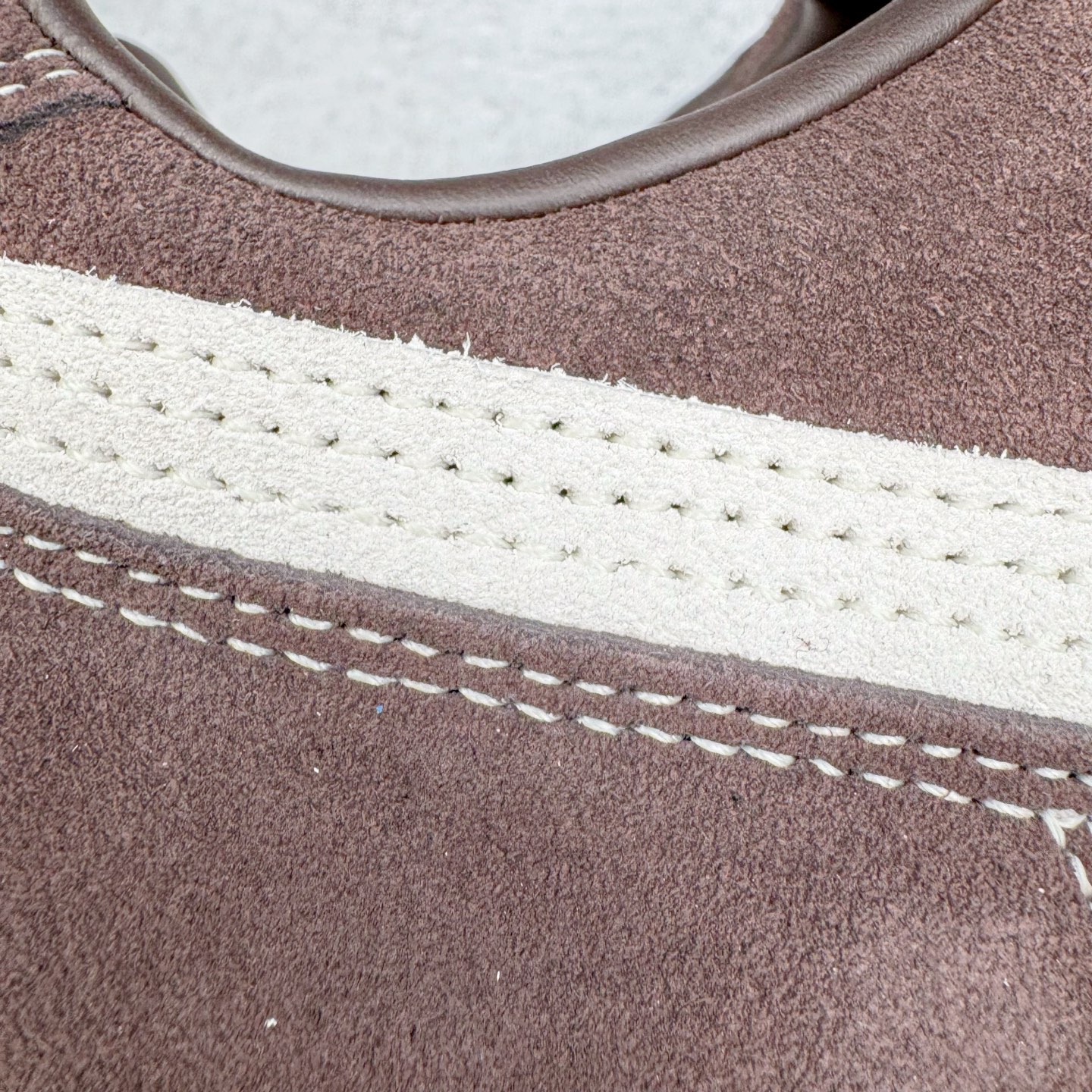 图片[15]-＃CS纯原 PUMA Speedca OG 彪马极速赛车系列低帮德训风拼接复古百搭休闲运动赛车鞋 鞋款从80、90年代赛车手所穿的防火赛车鞋为原型，鞋身线条模仿了赛车的流线廓形，体现了空气动力学原理的结构。简约流畅的外观，恰好又和贯穿其中的Formstrip Logo融合恰到好处，视觉上细节丰富且协调。本次Speedcat OG鞋款归来，最大看点自然式保留了窄版鞋型以及薄底构造。这两年各品牌鞋底越做越厚，Speedcat反其道而行之，上脚几乎无鞋底的效果带来耳目一新的视觉体验。鞋面依旧是以质感细腻的麂皮材质打造，并且大面积近乎全包裹的使用，复古味道也愈发浓烈。配色上更是将最原始的黑色和红色带回，向F1赛车队的标志性队服致敬。相信让各位一眼种草的更多是出挑的大红色，上脚即可瞬间点亮整体造型，在以球鞋为核心的OOTD中脱颖而出。而另一款黑色则是低调的万金油，彰显新潮个性的同时又不喧宾夺主，也是热爱简约系穿搭朋友的首选。 尺码：35.5 36 37 37.5 38 38.5 39 40 40.5 41 42 42.5 43 44 44.5 45-选品中心