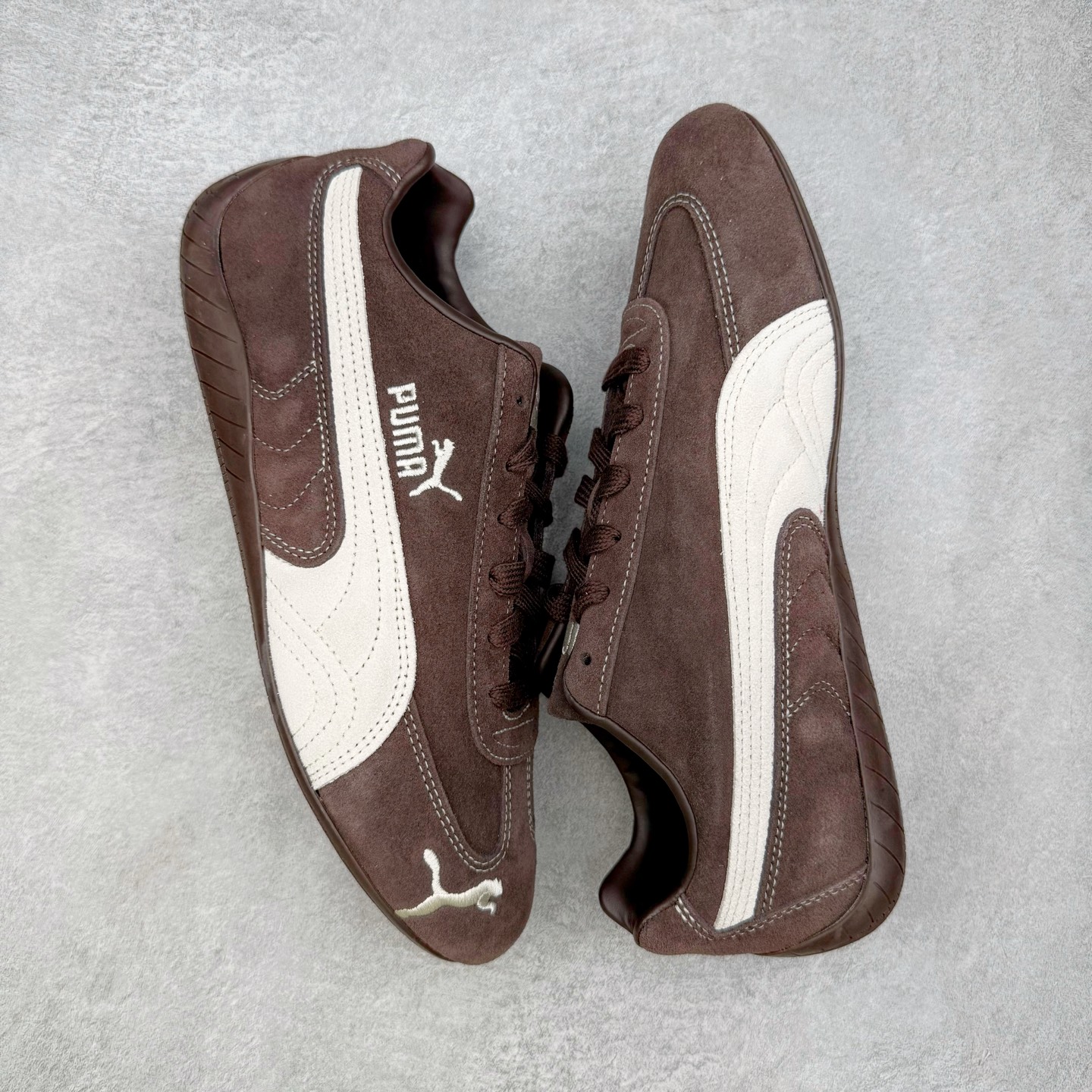 图片[3]-＃CS纯原 PUMA Speedca OG 彪马极速赛车系列低帮德训风拼接复古百搭休闲运动赛车鞋 鞋款从80、90年代赛车手所穿的防火赛车鞋为原型，鞋身线条模仿了赛车的流线廓形，体现了空气动力学原理的结构。简约流畅的外观，恰好又和贯穿其中的Formstrip Logo融合恰到好处，视觉上细节丰富且协调。本次Speedcat OG鞋款归来，最大看点自然式保留了窄版鞋型以及薄底构造。这两年各品牌鞋底越做越厚，Speedcat反其道而行之，上脚几乎无鞋底的效果带来耳目一新的视觉体验。鞋面依旧是以质感细腻的麂皮材质打造，并且大面积近乎全包裹的使用，复古味道也愈发浓烈。配色上更是将最原始的黑色和红色带回，向F1赛车队的标志性队服致敬。相信让各位一眼种草的更多是出挑的大红色，上脚即可瞬间点亮整体造型，在以球鞋为核心的OOTD中脱颖而出。而另一款黑色则是低调的万金油，彰显新潮个性的同时又不喧宾夺主，也是热爱简约系穿搭朋友的首选。 尺码：35.5 36 37 37.5 38 38.5 39 40 40.5 41 42 42.5 43 44 44.5 45-选品中心