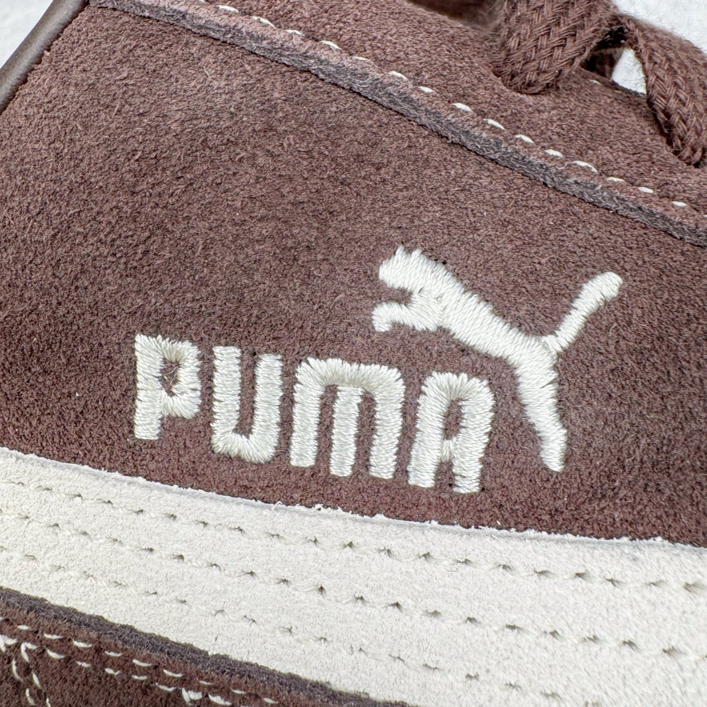 图片[16]-＃CS纯原 PUMA Speedca OG 彪马极速赛车系列低帮德训风拼接复古百搭休闲运动赛车鞋 鞋款从80、90年代赛车手所穿的防火赛车鞋为原型，鞋身线条模仿了赛车的流线廓形，体现了空气动力学原理的结构。简约流畅的外观，恰好又和贯穿其中的Formstrip Logo融合恰到好处，视觉上细节丰富且协调。本次Speedcat OG鞋款归来，最大看点自然式保留了窄版鞋型以及薄底构造。这两年各品牌鞋底越做越厚，Speedcat反其道而行之，上脚几乎无鞋底的效果带来耳目一新的视觉体验。鞋面依旧是以质感细腻的麂皮材质打造，并且大面积近乎全包裹的使用，复古味道也愈发浓烈。配色上更是将最原始的黑色和红色带回，向F1赛车队的标志性队服致敬。相信让各位一眼种草的更多是出挑的大红色，上脚即可瞬间点亮整体造型，在以球鞋为核心的OOTD中脱颖而出。而另一款黑色则是低调的万金油，彰显新潮个性的同时又不喧宾夺主，也是热爱简约系穿搭朋友的首选。 尺码：35.5 36 37 37.5 38 38.5 39 40 40.5 41 42 42.5 43 44 44.5 45-选品中心