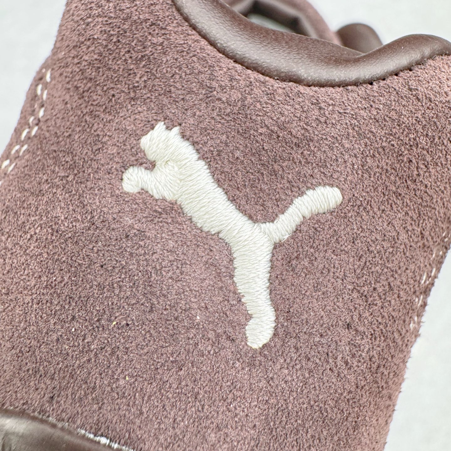 图片[14]-＃CS纯原 PUMA Speedca OG 彪马极速赛车系列低帮德训风拼接复古百搭休闲运动赛车鞋 鞋款从80、90年代赛车手所穿的防火赛车鞋为原型，鞋身线条模仿了赛车的流线廓形，体现了空气动力学原理的结构。简约流畅的外观，恰好又和贯穿其中的Formstrip Logo融合恰到好处，视觉上细节丰富且协调。本次Speedcat OG鞋款归来，最大看点自然式保留了窄版鞋型以及薄底构造。这两年各品牌鞋底越做越厚，Speedcat反其道而行之，上脚几乎无鞋底的效果带来耳目一新的视觉体验。鞋面依旧是以质感细腻的麂皮材质打造，并且大面积近乎全包裹的使用，复古味道也愈发浓烈。配色上更是将最原始的黑色和红色带回，向F1赛车队的标志性队服致敬。相信让各位一眼种草的更多是出挑的大红色，上脚即可瞬间点亮整体造型，在以球鞋为核心的OOTD中脱颖而出。而另一款黑色则是低调的万金油，彰显新潮个性的同时又不喧宾夺主，也是热爱简约系穿搭朋友的首选。 尺码：35.5 36 37 37.5 38 38.5 39 40 40.5 41 42 42.5 43 44 44.5 45-选品中心