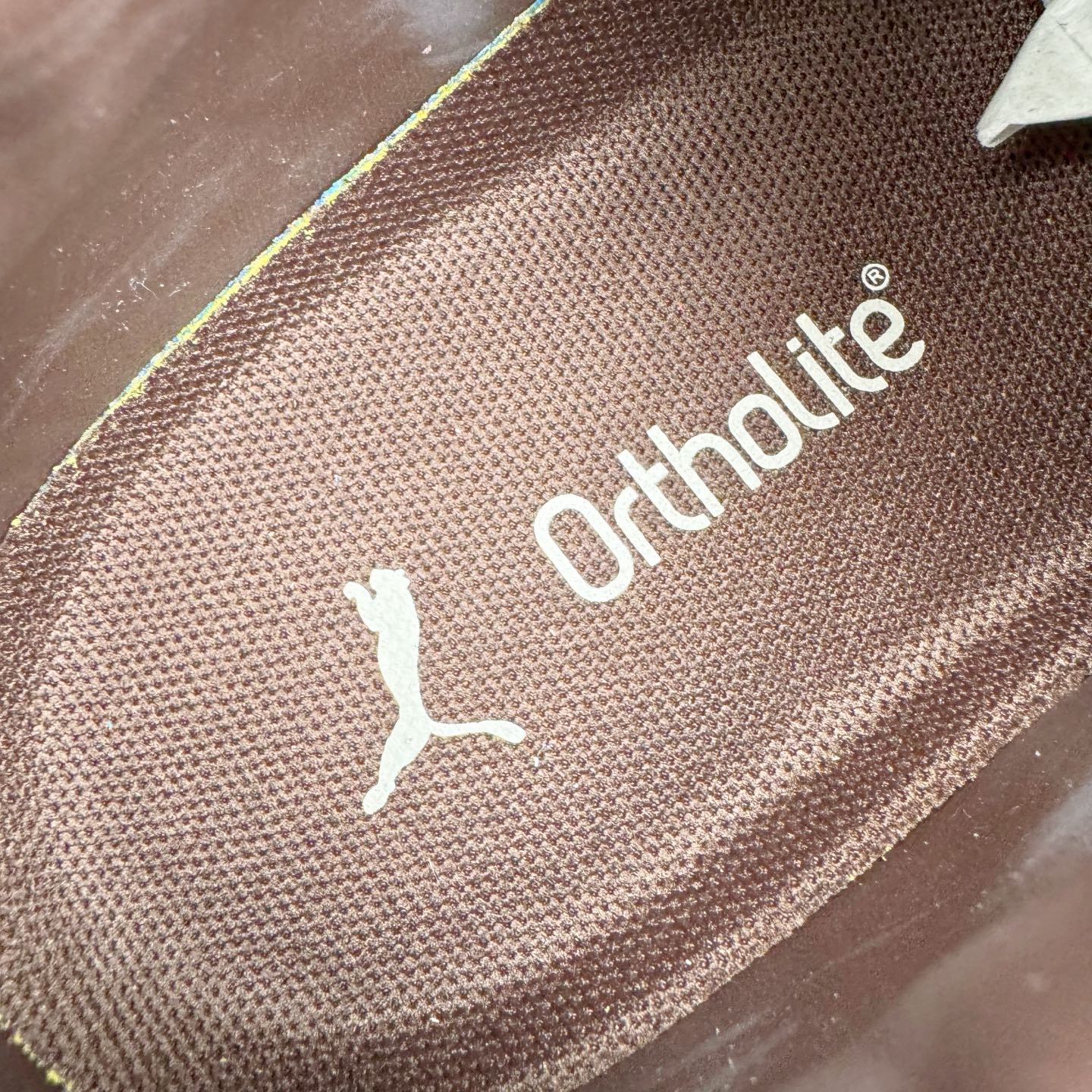 图片[13]-＃CS纯原 PUMA Speedca OG 彪马极速赛车系列低帮德训风拼接复古百搭休闲运动赛车鞋 鞋款从80、90年代赛车手所穿的防火赛车鞋为原型，鞋身线条模仿了赛车的流线廓形，体现了空气动力学原理的结构。简约流畅的外观，恰好又和贯穿其中的Formstrip Logo融合恰到好处，视觉上细节丰富且协调。本次Speedcat OG鞋款归来，最大看点自然式保留了窄版鞋型以及薄底构造。这两年各品牌鞋底越做越厚，Speedcat反其道而行之，上脚几乎无鞋底的效果带来耳目一新的视觉体验。鞋面依旧是以质感细腻的麂皮材质打造，并且大面积近乎全包裹的使用，复古味道也愈发浓烈。配色上更是将最原始的黑色和红色带回，向F1赛车队的标志性队服致敬。相信让各位一眼种草的更多是出挑的大红色，上脚即可瞬间点亮整体造型，在以球鞋为核心的OOTD中脱颖而出。而另一款黑色则是低调的万金油，彰显新潮个性的同时又不喧宾夺主，也是热爱简约系穿搭朋友的首选。 尺码：35.5 36 37 37.5 38 38.5 39 40 40.5 41 42 42.5 43 44 44.5 45-选品中心