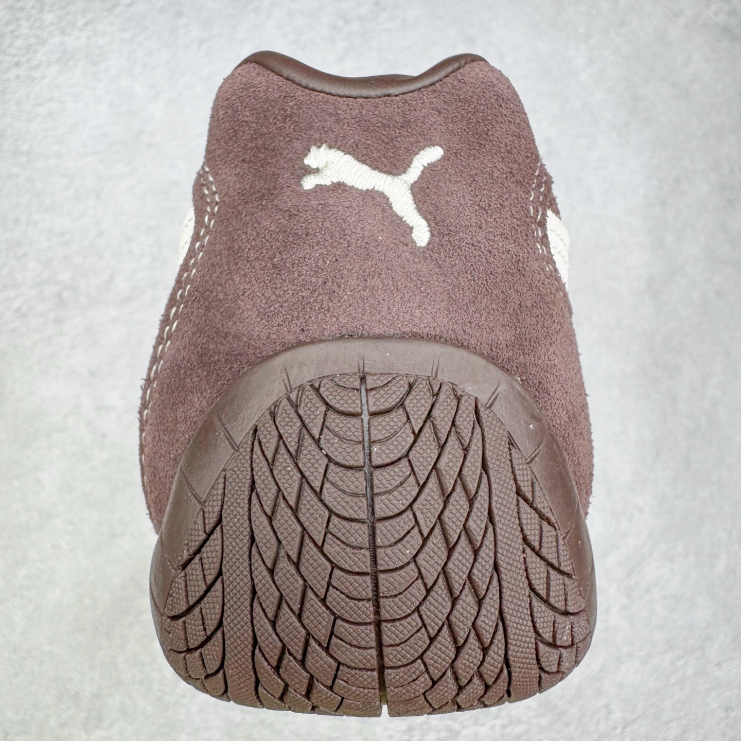 图片[8]-＃CS纯原 PUMA Speedca OG 彪马极速赛车系列低帮德训风拼接复古百搭休闲运动赛车鞋 鞋款从80、90年代赛车手所穿的防火赛车鞋为原型，鞋身线条模仿了赛车的流线廓形，体现了空气动力学原理的结构。简约流畅的外观，恰好又和贯穿其中的Formstrip Logo融合恰到好处，视觉上细节丰富且协调。本次Speedcat OG鞋款归来，最大看点自然式保留了窄版鞋型以及薄底构造。这两年各品牌鞋底越做越厚，Speedcat反其道而行之，上脚几乎无鞋底的效果带来耳目一新的视觉体验。鞋面依旧是以质感细腻的麂皮材质打造，并且大面积近乎全包裹的使用，复古味道也愈发浓烈。配色上更是将最原始的黑色和红色带回，向F1赛车队的标志性队服致敬。相信让各位一眼种草的更多是出挑的大红色，上脚即可瞬间点亮整体造型，在以球鞋为核心的OOTD中脱颖而出。而另一款黑色则是低调的万金油，彰显新潮个性的同时又不喧宾夺主，也是热爱简约系穿搭朋友的首选。 尺码：35.5 36 37 37.5 38 38.5 39 40 40.5 41 42 42.5 43 44 44.5 45-选品中心