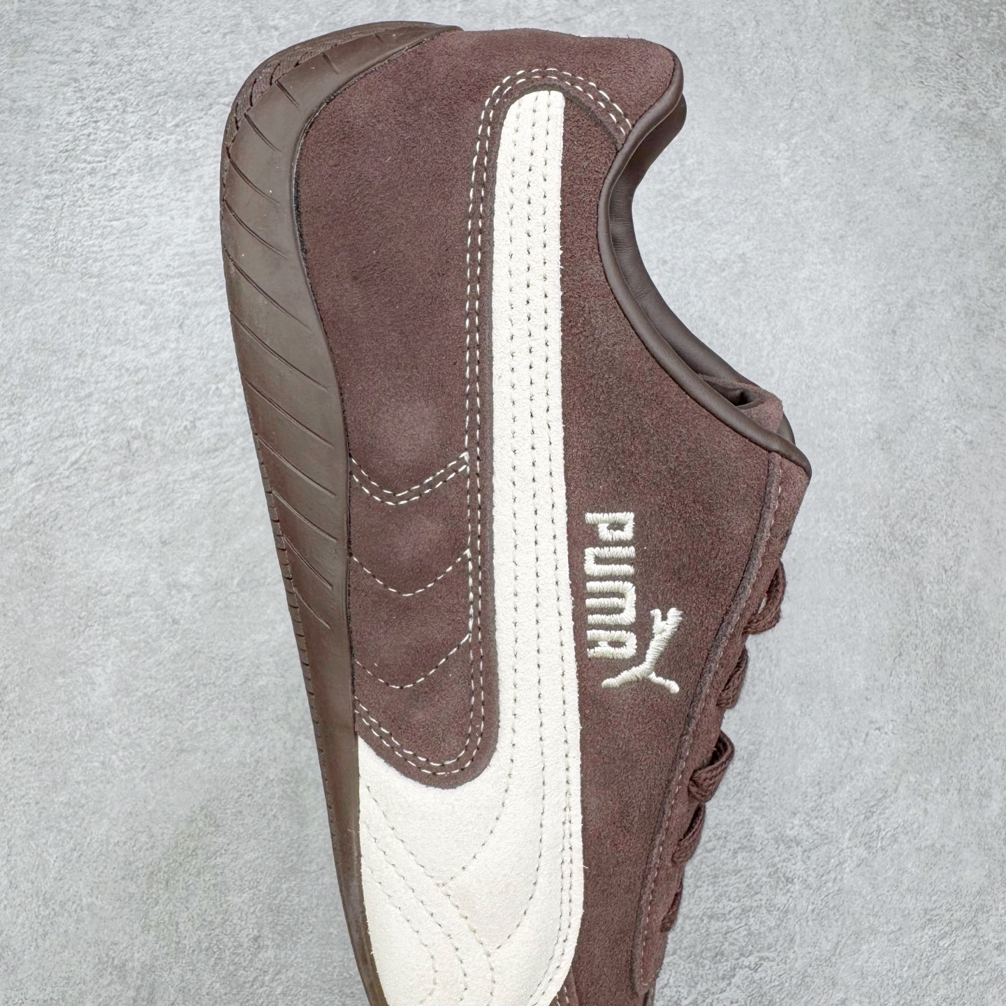 图片[6]-＃CS纯原 PUMA Speedca OG 彪马极速赛车系列低帮德训风拼接复古百搭休闲运动赛车鞋 鞋款从80、90年代赛车手所穿的防火赛车鞋为原型，鞋身线条模仿了赛车的流线廓形，体现了空气动力学原理的结构。简约流畅的外观，恰好又和贯穿其中的Formstrip Logo融合恰到好处，视觉上细节丰富且协调。本次Speedcat OG鞋款归来，最大看点自然式保留了窄版鞋型以及薄底构造。这两年各品牌鞋底越做越厚，Speedcat反其道而行之，上脚几乎无鞋底的效果带来耳目一新的视觉体验。鞋面依旧是以质感细腻的麂皮材质打造，并且大面积近乎全包裹的使用，复古味道也愈发浓烈。配色上更是将最原始的黑色和红色带回，向F1赛车队的标志性队服致敬。相信让各位一眼种草的更多是出挑的大红色，上脚即可瞬间点亮整体造型，在以球鞋为核心的OOTD中脱颖而出。而另一款黑色则是低调的万金油，彰显新潮个性的同时又不喧宾夺主，也是热爱简约系穿搭朋友的首选。 尺码：35.5 36 37 37.5 38 38.5 39 40 40.5 41 42 42.5 43 44 44.5 45-选品中心