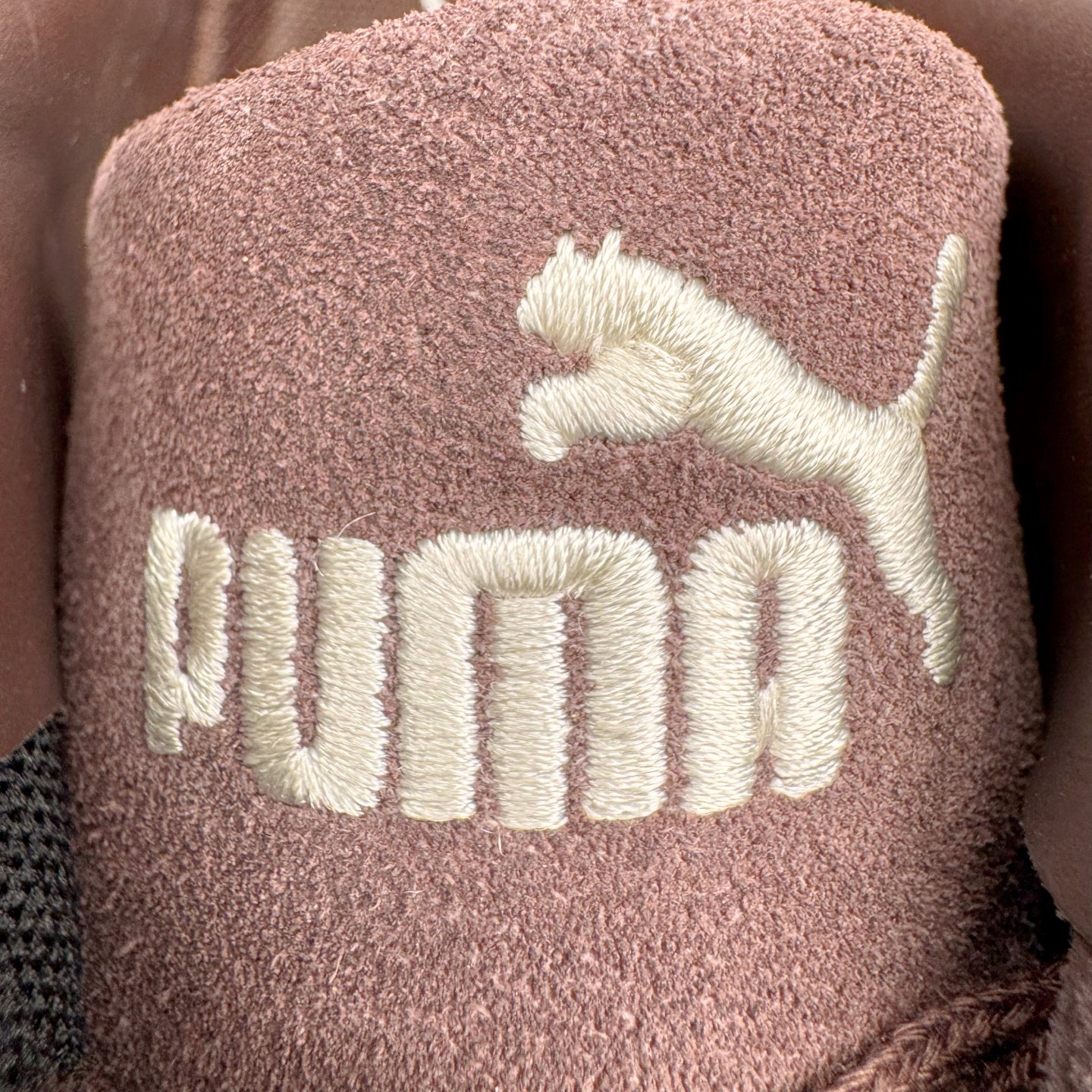 图片[20]-＃CS纯原 PUMA Speedca OG 彪马极速赛车系列低帮德训风拼接复古百搭休闲运动赛车鞋 鞋款从80、90年代赛车手所穿的防火赛车鞋为原型，鞋身线条模仿了赛车的流线廓形，体现了空气动力学原理的结构。简约流畅的外观，恰好又和贯穿其中的Formstrip Logo融合恰到好处，视觉上细节丰富且协调。本次Speedcat OG鞋款归来，最大看点自然式保留了窄版鞋型以及薄底构造。这两年各品牌鞋底越做越厚，Speedcat反其道而行之，上脚几乎无鞋底的效果带来耳目一新的视觉体验。鞋面依旧是以质感细腻的麂皮材质打造，并且大面积近乎全包裹的使用，复古味道也愈发浓烈。配色上更是将最原始的黑色和红色带回，向F1赛车队的标志性队服致敬。相信让各位一眼种草的更多是出挑的大红色，上脚即可瞬间点亮整体造型，在以球鞋为核心的OOTD中脱颖而出。而另一款黑色则是低调的万金油，彰显新潮个性的同时又不喧宾夺主，也是热爱简约系穿搭朋友的首选。 尺码：35.5 36 37 37.5 38 38.5 39 40 40.5 41 42 42.5 43 44 44.5 45-选品中心