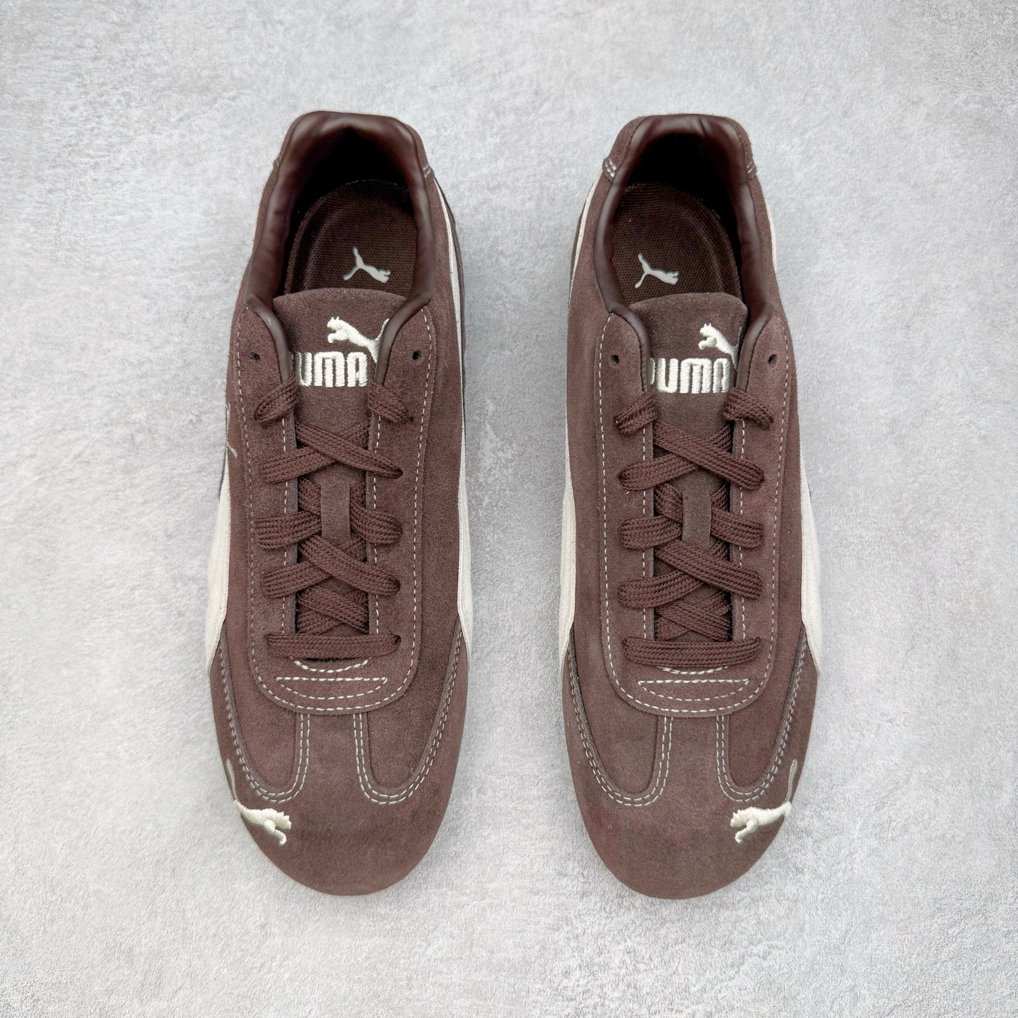 图片[2]-＃CS纯原 PUMA Speedca OG 彪马极速赛车系列低帮德训风拼接复古百搭休闲运动赛车鞋 鞋款从80、90年代赛车手所穿的防火赛车鞋为原型，鞋身线条模仿了赛车的流线廓形，体现了空气动力学原理的结构。简约流畅的外观，恰好又和贯穿其中的Formstrip Logo融合恰到好处，视觉上细节丰富且协调。本次Speedcat OG鞋款归来，最大看点自然式保留了窄版鞋型以及薄底构造。这两年各品牌鞋底越做越厚，Speedcat反其道而行之，上脚几乎无鞋底的效果带来耳目一新的视觉体验。鞋面依旧是以质感细腻的麂皮材质打造，并且大面积近乎全包裹的使用，复古味道也愈发浓烈。配色上更是将最原始的黑色和红色带回，向F1赛车队的标志性队服致敬。相信让各位一眼种草的更多是出挑的大红色，上脚即可瞬间点亮整体造型，在以球鞋为核心的OOTD中脱颖而出。而另一款黑色则是低调的万金油，彰显新潮个性的同时又不喧宾夺主，也是热爱简约系穿搭朋友的首选。 尺码：35.5 36 37 37.5 38 38.5 39 40 40.5 41 42 42.5 43 44 44.5 45-选品中心