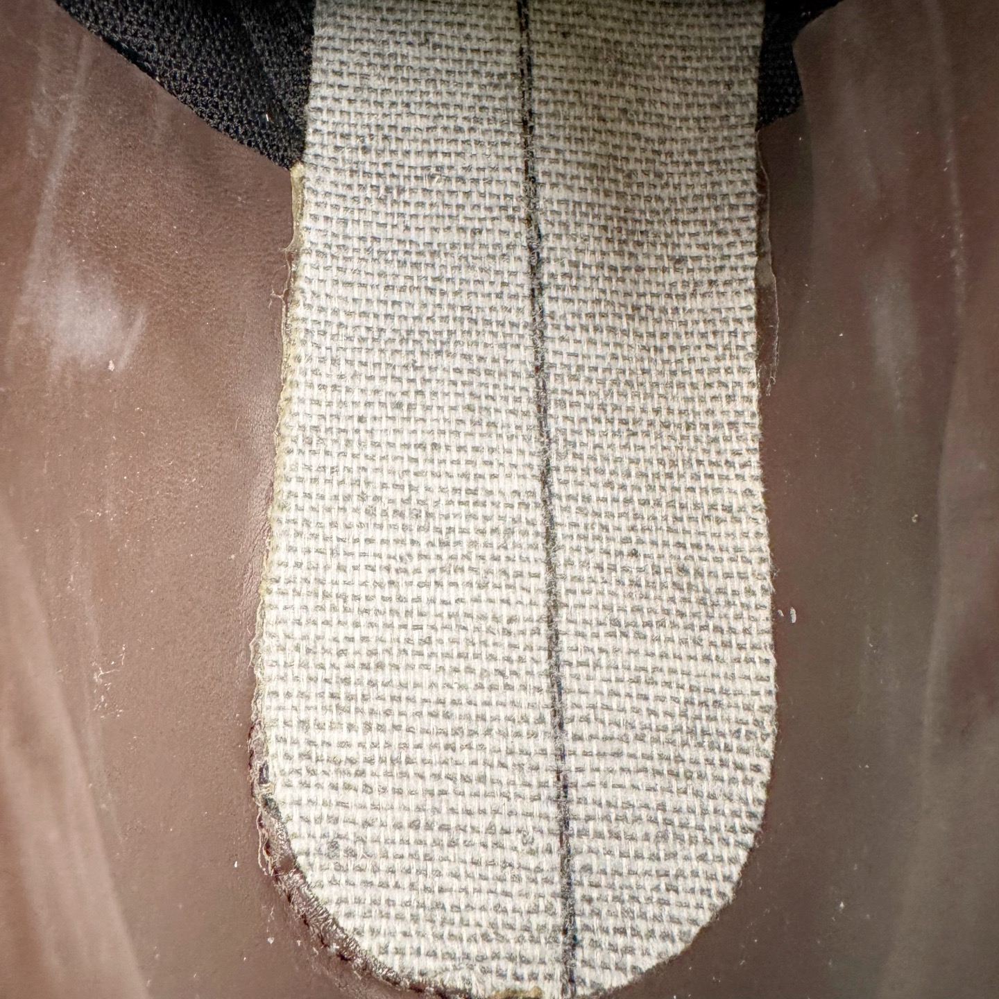 图片[11]-＃CS纯原 PUMA Speedca OG 彪马极速赛车系列低帮德训风拼接复古百搭休闲运动赛车鞋 鞋款从80、90年代赛车手所穿的防火赛车鞋为原型，鞋身线条模仿了赛车的流线廓形，体现了空气动力学原理的结构。简约流畅的外观，恰好又和贯穿其中的Formstrip Logo融合恰到好处，视觉上细节丰富且协调。本次Speedcat OG鞋款归来，最大看点自然式保留了窄版鞋型以及薄底构造。这两年各品牌鞋底越做越厚，Speedcat反其道而行之，上脚几乎无鞋底的效果带来耳目一新的视觉体验。鞋面依旧是以质感细腻的麂皮材质打造，并且大面积近乎全包裹的使用，复古味道也愈发浓烈。配色上更是将最原始的黑色和红色带回，向F1赛车队的标志性队服致敬。相信让各位一眼种草的更多是出挑的大红色，上脚即可瞬间点亮整体造型，在以球鞋为核心的OOTD中脱颖而出。而另一款黑色则是低调的万金油，彰显新潮个性的同时又不喧宾夺主，也是热爱简约系穿搭朋友的首选。 尺码：35.5 36 37 37.5 38 38.5 39 40 40.5 41 42 42.5 43 44 44.5 45-选品中心