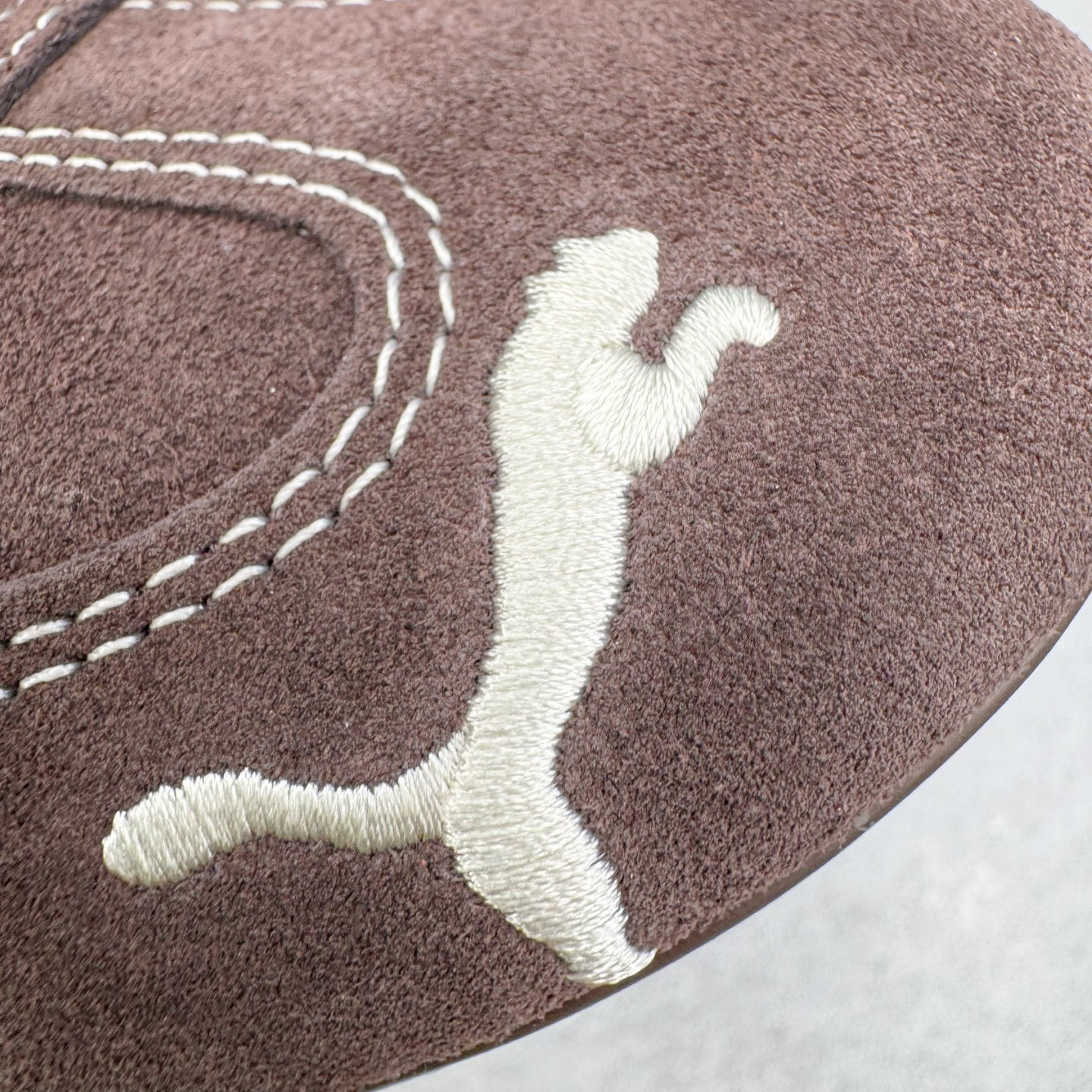 图片[19]-＃CS纯原 PUMA Speedca OG 彪马极速赛车系列低帮德训风拼接复古百搭休闲运动赛车鞋 鞋款从80、90年代赛车手所穿的防火赛车鞋为原型，鞋身线条模仿了赛车的流线廓形，体现了空气动力学原理的结构。简约流畅的外观，恰好又和贯穿其中的Formstrip Logo融合恰到好处，视觉上细节丰富且协调。本次Speedcat OG鞋款归来，最大看点自然式保留了窄版鞋型以及薄底构造。这两年各品牌鞋底越做越厚，Speedcat反其道而行之，上脚几乎无鞋底的效果带来耳目一新的视觉体验。鞋面依旧是以质感细腻的麂皮材质打造，并且大面积近乎全包裹的使用，复古味道也愈发浓烈。配色上更是将最原始的黑色和红色带回，向F1赛车队的标志性队服致敬。相信让各位一眼种草的更多是出挑的大红色，上脚即可瞬间点亮整体造型，在以球鞋为核心的OOTD中脱颖而出。而另一款黑色则是低调的万金油，彰显新潮个性的同时又不喧宾夺主，也是热爱简约系穿搭朋友的首选。 尺码：35.5 36 37 37.5 38 38.5 39 40 40.5 41 42 42.5 43 44 44.5 45-选品中心