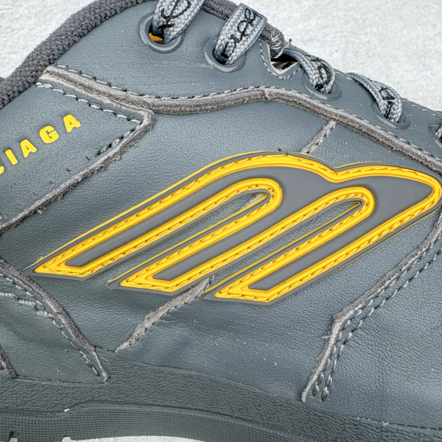 图片[18]-＃VG零售版 Balenciaga Hamptons Worn-Out 巴黎世家涤纶（聚酯纤维）牛皮革 圆头系带 低帮 生活休闲鞋板鞋 全套原纸板楦头开发 最原汁原味的灵魂版型 全鞋荧光划线卡点 胶水把控整洁度追求极致完美 每一双都是工艺品 多重QC质检 超越公司货的品控标准 实实在在的免检产品 原盒原配 正确字体电绣 粗细、位置、大小正确 侧边TPU 透气孔匹配意产原版 正确分离大底 TPU软底 原版一致大底LOGO 立体感十足 原厂皮料水洗做旧 采购原厂网纱 偏大一码 尺码：35 36 37 38 39 40 41 42 43 44 45 46-选品中心