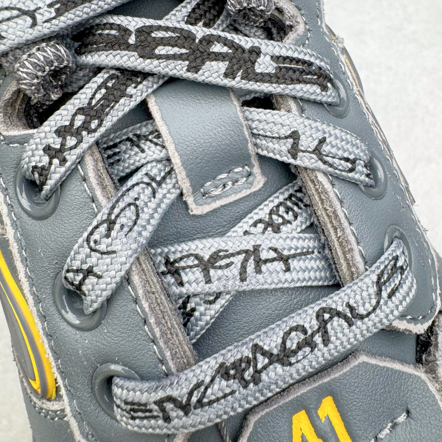 图片[13]-＃VG零售版 Balenciaga Hamptons Worn-Out 巴黎世家涤纶（聚酯纤维）牛皮革 圆头系带 低帮 生活休闲鞋板鞋 全套原纸板楦头开发 最原汁原味的灵魂版型 全鞋荧光划线卡点 胶水把控整洁度追求极致完美 每一双都是工艺品 多重QC质检 超越公司货的品控标准 实实在在的免检产品 原盒原配 正确字体电绣 粗细、位置、大小正确 侧边TPU 透气孔匹配意产原版 正确分离大底 TPU软底 原版一致大底LOGO 立体感十足 原厂皮料水洗做旧 采购原厂网纱 偏大一码 尺码：35 36 37 38 39 40 41 42 43 44 45 46-选品中心