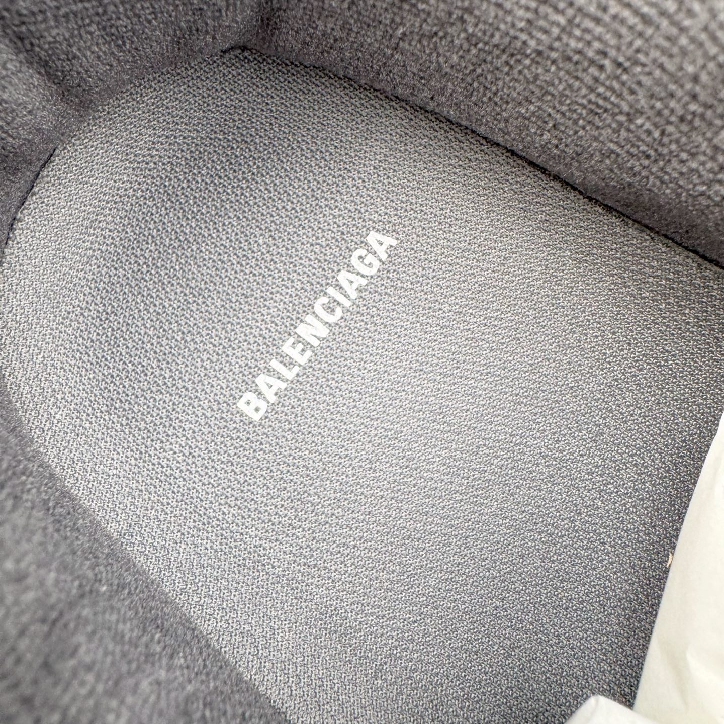 图片[12]-＃VG零售版 Balenciaga Hamptons Worn-Out 巴黎世家涤纶（聚酯纤维）牛皮革 圆头系带 低帮 生活休闲鞋板鞋 全套原纸板楦头开发 最原汁原味的灵魂版型 全鞋荧光划线卡点 胶水把控整洁度追求极致完美 每一双都是工艺品 多重QC质检 超越公司货的品控标准 实实在在的免检产品 原盒原配 正确字体电绣 粗细、位置、大小正确 侧边TPU 透气孔匹配意产原版 正确分离大底 TPU软底 原版一致大底LOGO 立体感十足 原厂皮料水洗做旧 采购原厂网纱 偏大一码 尺码：35 36 37 38 39 40 41 42 43 44 45 46-选品中心