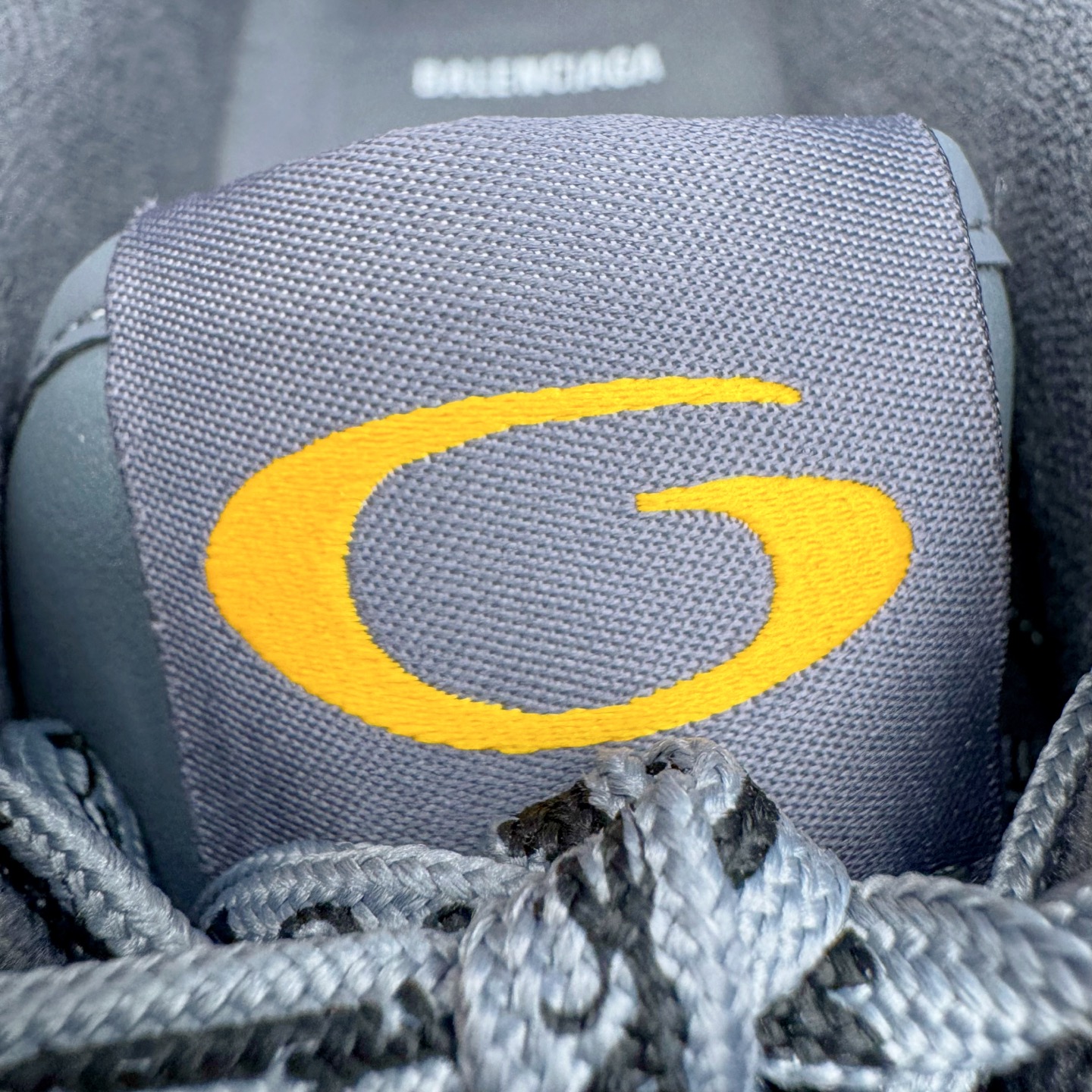 图片[10]-＃VG零售版 Balenciaga Hamptons Worn-Out 巴黎世家涤纶（聚酯纤维）牛皮革 圆头系带 低帮 生活休闲鞋板鞋 全套原纸板楦头开发 最原汁原味的灵魂版型 全鞋荧光划线卡点 胶水把控整洁度追求极致完美 每一双都是工艺品 多重QC质检 超越公司货的品控标准 实实在在的免检产品 原盒原配 正确字体电绣 粗细、位置、大小正确 侧边TPU 透气孔匹配意产原版 正确分离大底 TPU软底 原版一致大底LOGO 立体感十足 原厂皮料水洗做旧 采购原厂网纱 偏大一码 尺码：35 36 37 38 39 40 41 42 43 44 45 46-选品中心