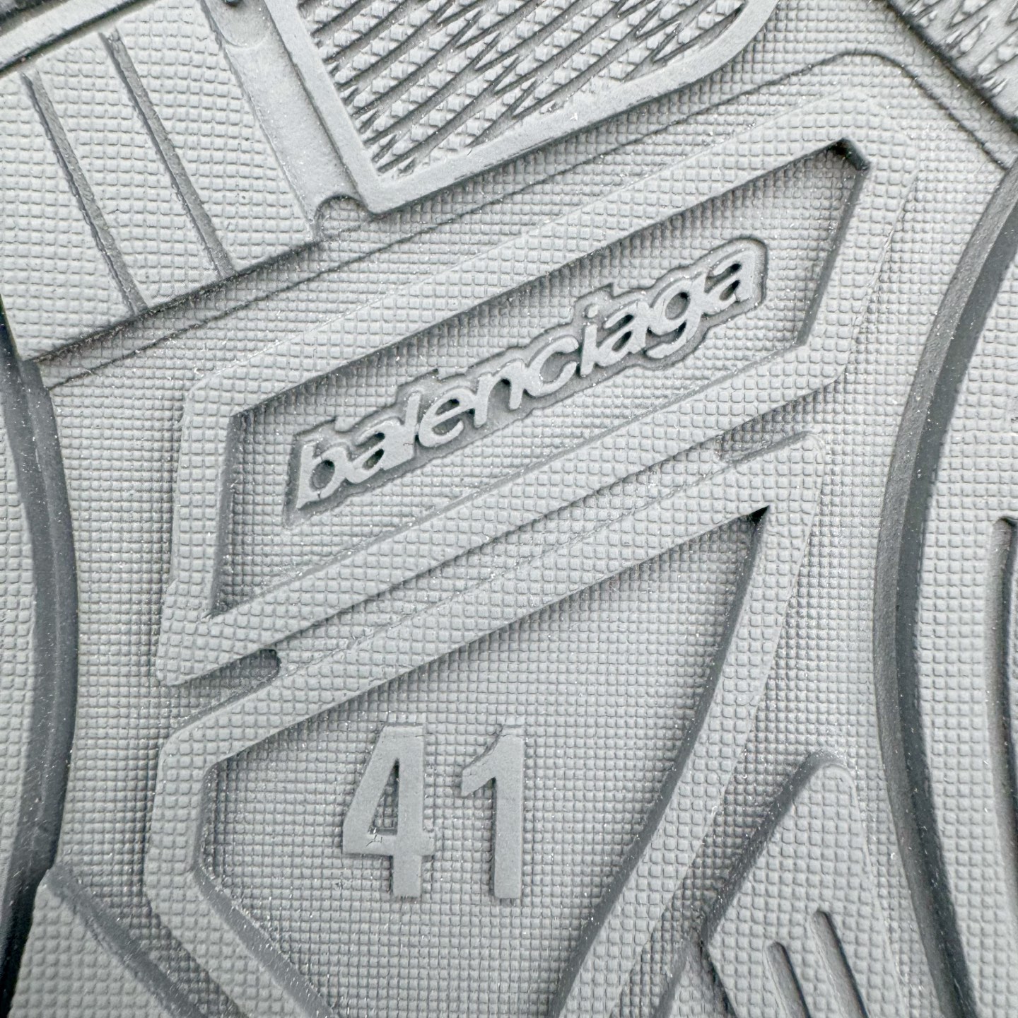 图片[19]-＃VG零售版 Balenciaga Hamptons Worn-Out 巴黎世家涤纶（聚酯纤维）牛皮革 圆头系带 低帮 生活休闲鞋板鞋 全套原纸板楦头开发 最原汁原味的灵魂版型 全鞋荧光划线卡点 胶水把控整洁度追求极致完美 每一双都是工艺品 多重QC质检 超越公司货的品控标准 实实在在的免检产品 原盒原配 正确字体电绣 粗细、位置、大小正确 侧边TPU 透气孔匹配意产原版 正确分离大底 TPU软底 原版一致大底LOGO 立体感十足 原厂皮料水洗做旧 采购原厂网纱 偏大一码 尺码：35 36 37 38 39 40 41 42 43 44 45 46-选品中心