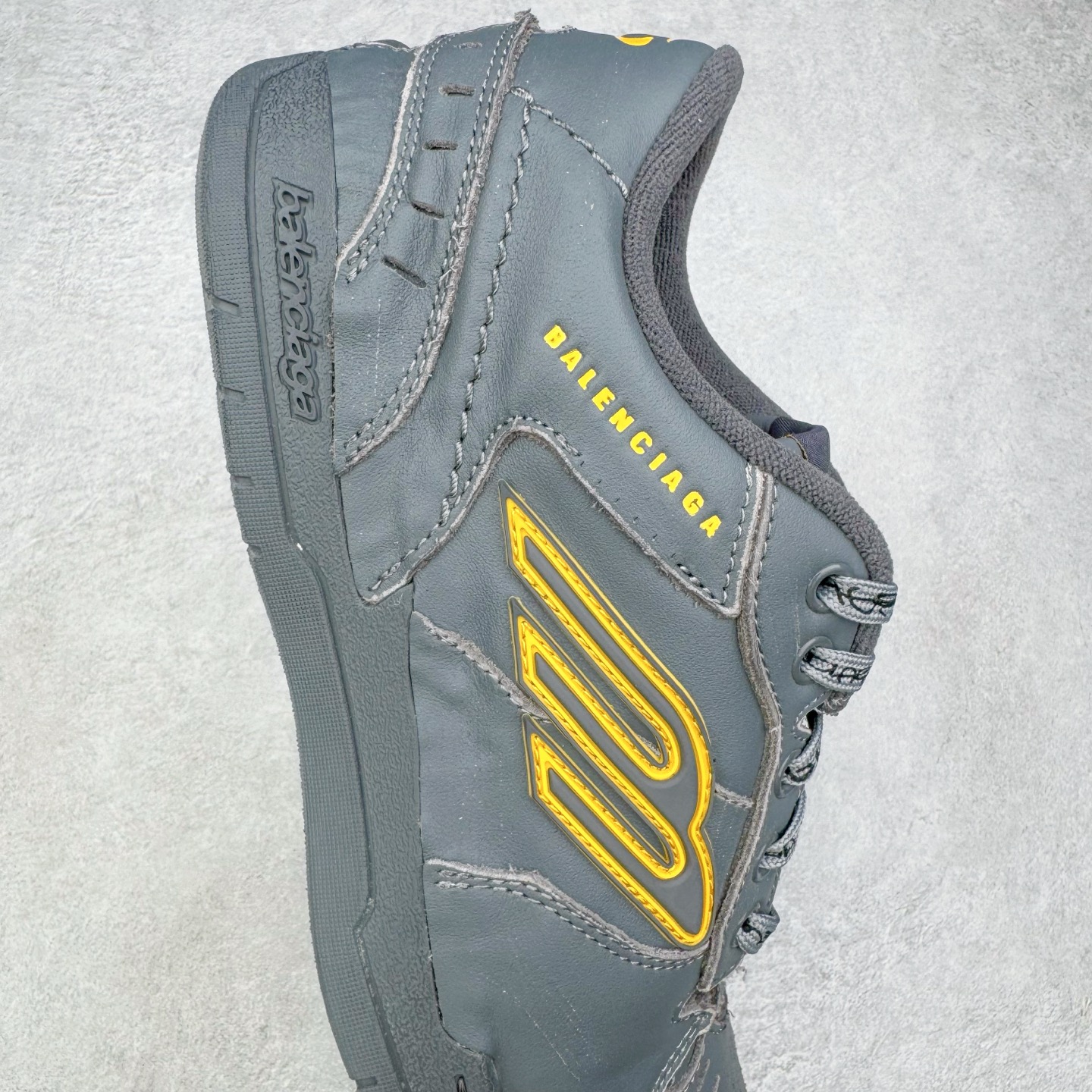 图片[6]-＃VG零售版 Balenciaga Hamptons Worn-Out 巴黎世家涤纶（聚酯纤维）牛皮革 圆头系带 低帮 生活休闲鞋板鞋 全套原纸板楦头开发 最原汁原味的灵魂版型 全鞋荧光划线卡点 胶水把控整洁度追求极致完美 每一双都是工艺品 多重QC质检 超越公司货的品控标准 实实在在的免检产品 原盒原配 正确字体电绣 粗细、位置、大小正确 侧边TPU 透气孔匹配意产原版 正确分离大底 TPU软底 原版一致大底LOGO 立体感十足 原厂皮料水洗做旧 采购原厂网纱 偏大一码 尺码：35 36 37 38 39 40 41 42 43 44 45 46-选品中心