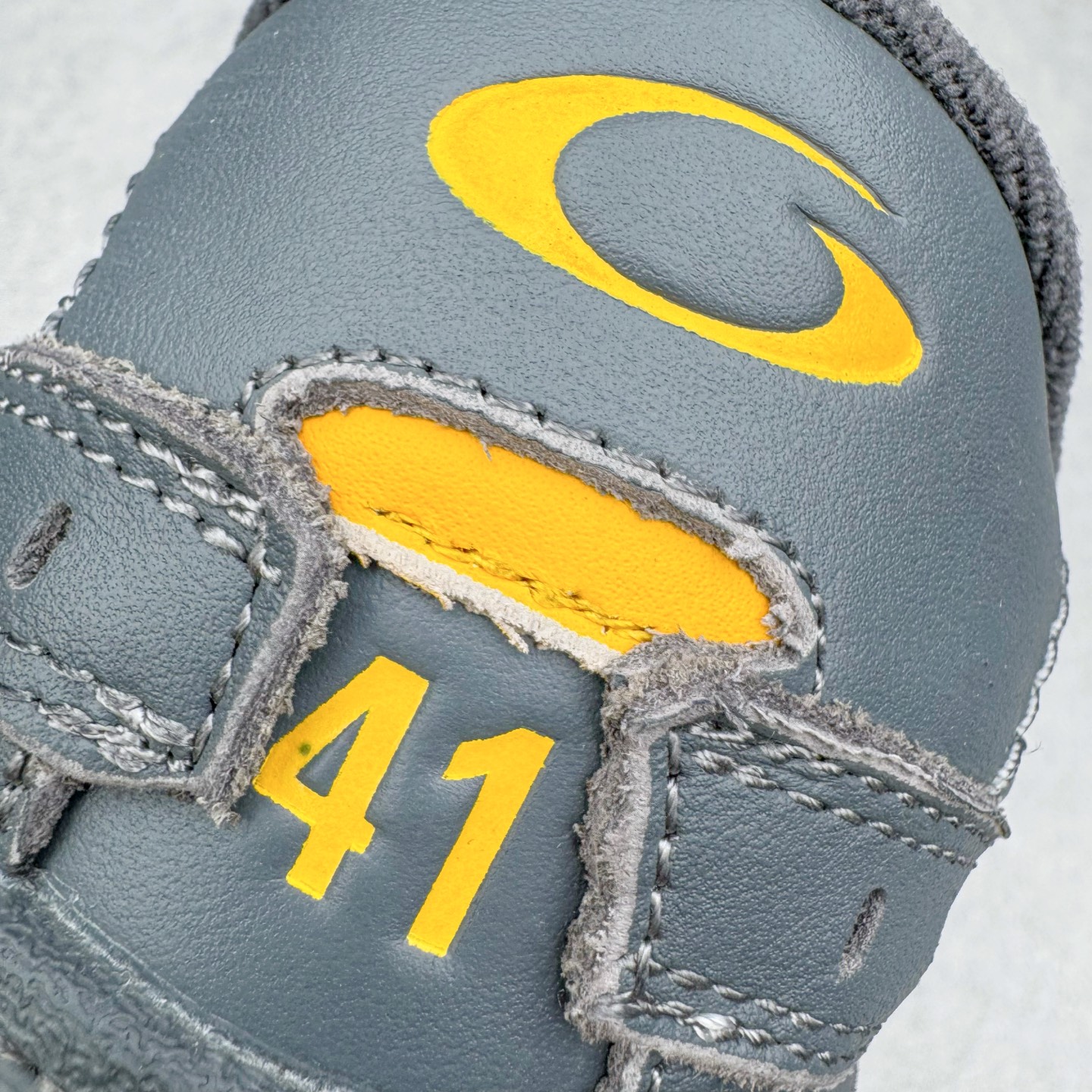 图片[15]-＃VG零售版 Balenciaga Hamptons Worn-Out 巴黎世家涤纶（聚酯纤维）牛皮革 圆头系带 低帮 生活休闲鞋板鞋 全套原纸板楦头开发 最原汁原味的灵魂版型 全鞋荧光划线卡点 胶水把控整洁度追求极致完美 每一双都是工艺品 多重QC质检 超越公司货的品控标准 实实在在的免检产品 原盒原配 正确字体电绣 粗细、位置、大小正确 侧边TPU 透气孔匹配意产原版 正确分离大底 TPU软底 原版一致大底LOGO 立体感十足 原厂皮料水洗做旧 采购原厂网纱 偏大一码 尺码：35 36 37 38 39 40 41 42 43 44 45 46-选品中心