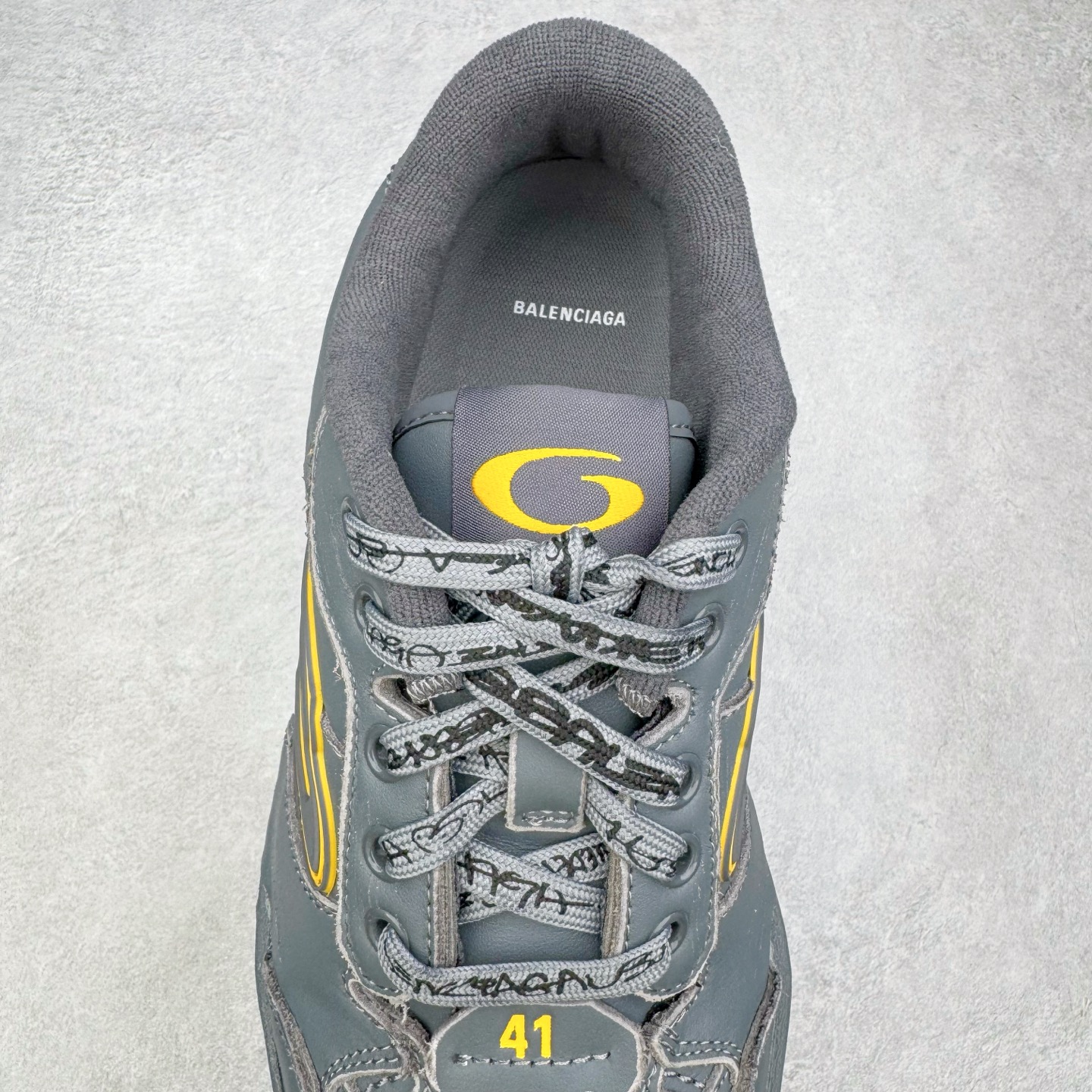 图片[5]-＃VG零售版 Balenciaga Hamptons Worn-Out 巴黎世家涤纶（聚酯纤维）牛皮革 圆头系带 低帮 生活休闲鞋板鞋 全套原纸板楦头开发 最原汁原味的灵魂版型 全鞋荧光划线卡点 胶水把控整洁度追求极致完美 每一双都是工艺品 多重QC质检 超越公司货的品控标准 实实在在的免检产品 原盒原配 正确字体电绣 粗细、位置、大小正确 侧边TPU 透气孔匹配意产原版 正确分离大底 TPU软底 原版一致大底LOGO 立体感十足 原厂皮料水洗做旧 采购原厂网纱 偏大一码 尺码：35 36 37 38 39 40 41 42 43 44 45 46-选品中心