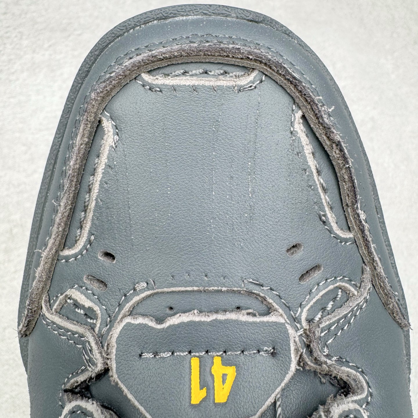 图片[14]-＃VG零售版 Balenciaga Hamptons Worn-Out 巴黎世家涤纶（聚酯纤维）牛皮革 圆头系带 低帮 生活休闲鞋板鞋 全套原纸板楦头开发 最原汁原味的灵魂版型 全鞋荧光划线卡点 胶水把控整洁度追求极致完美 每一双都是工艺品 多重QC质检 超越公司货的品控标准 实实在在的免检产品 原盒原配 正确字体电绣 粗细、位置、大小正确 侧边TPU 透气孔匹配意产原版 正确分离大底 TPU软底 原版一致大底LOGO 立体感十足 原厂皮料水洗做旧 采购原厂网纱 偏大一码 尺码：35 36 37 38 39 40 41 42 43 44 45 46-选品中心