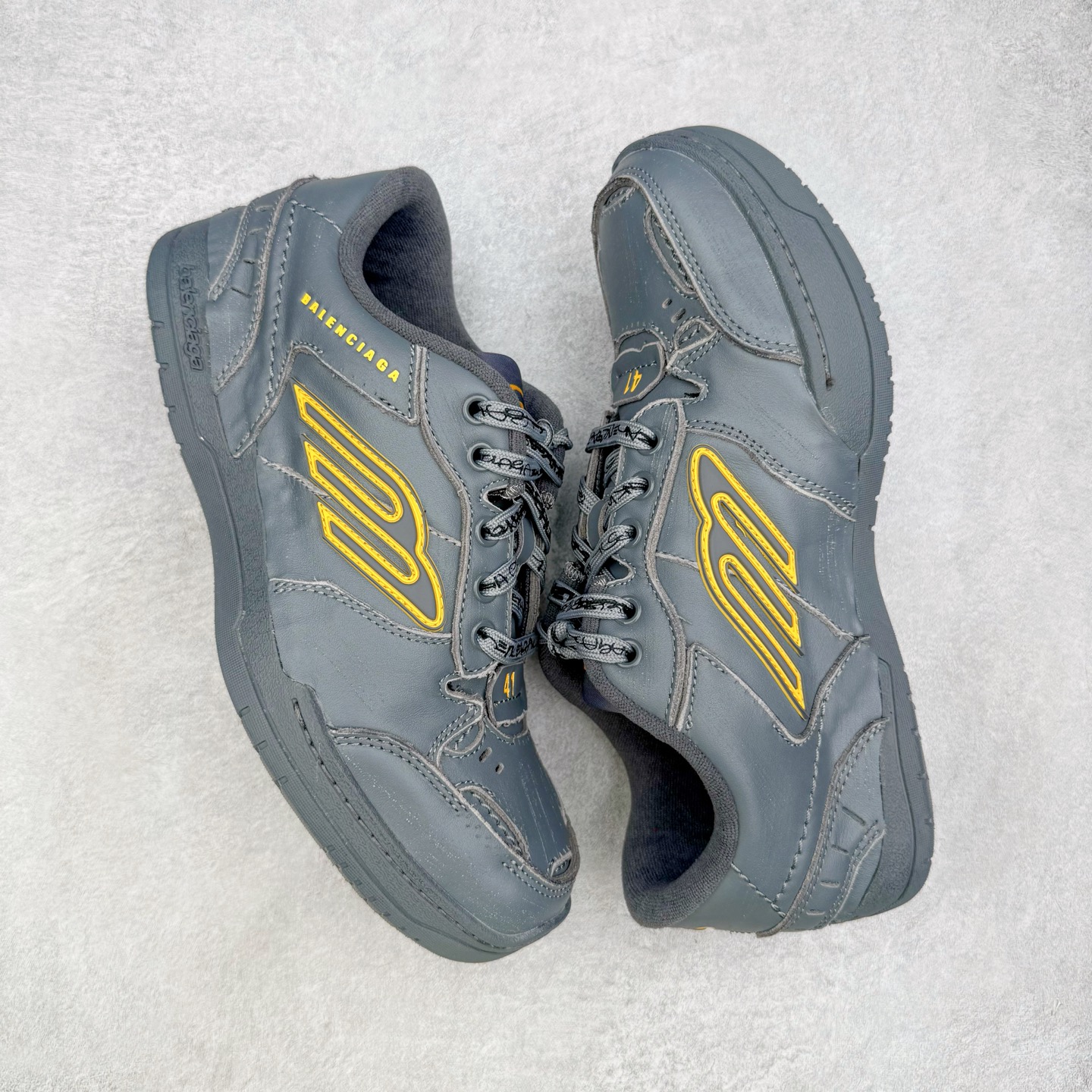 图片[3]-＃VG零售版 Balenciaga Hamptons Worn-Out 巴黎世家涤纶（聚酯纤维）牛皮革 圆头系带 低帮 生活休闲鞋板鞋 全套原纸板楦头开发 最原汁原味的灵魂版型 全鞋荧光划线卡点 胶水把控整洁度追求极致完美 每一双都是工艺品 多重QC质检 超越公司货的品控标准 实实在在的免检产品 原盒原配 正确字体电绣 粗细、位置、大小正确 侧边TPU 透气孔匹配意产原版 正确分离大底 TPU软底 原版一致大底LOGO 立体感十足 原厂皮料水洗做旧 采购原厂网纱 偏大一码 尺码：35 36 37 38 39 40 41 42 43 44 45 46-选品中心