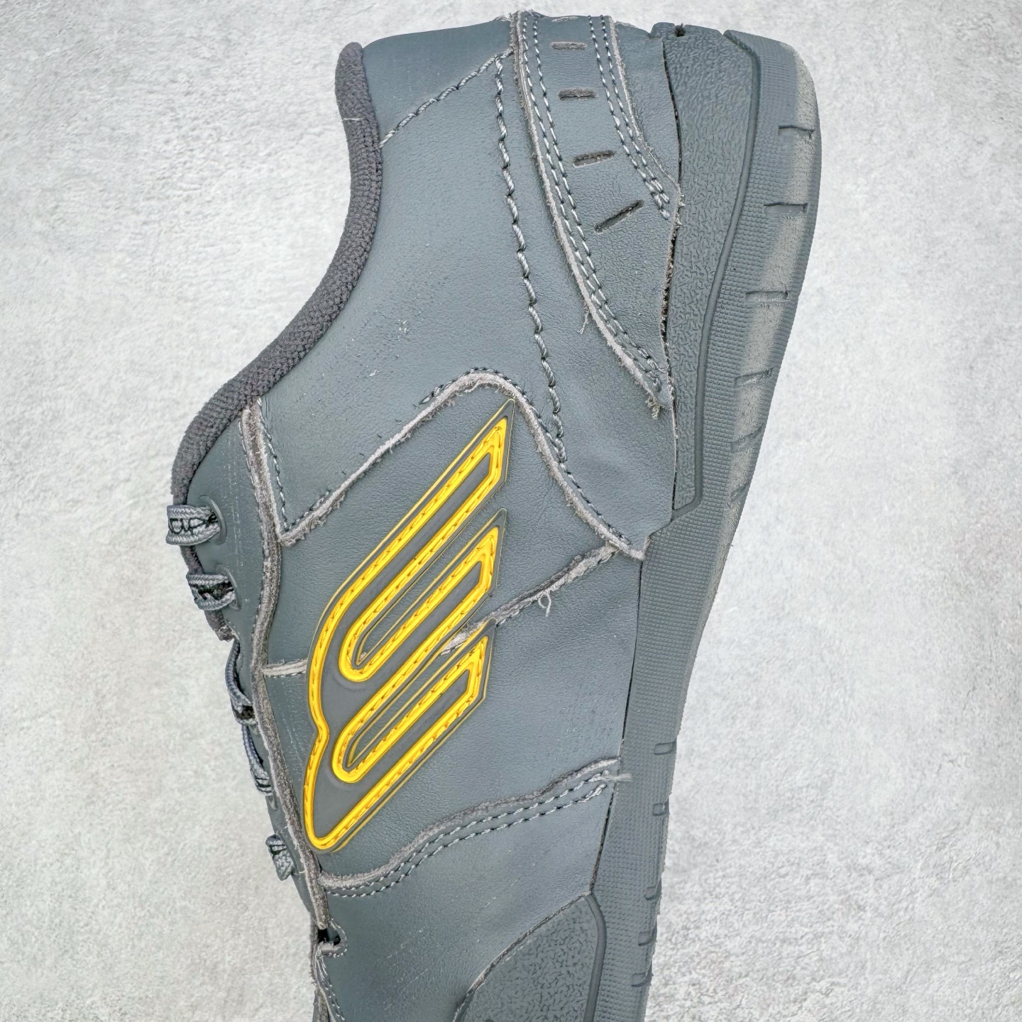 图片[7]-＃VG零售版 Balenciaga Hamptons Worn-Out 巴黎世家涤纶（聚酯纤维）牛皮革 圆头系带 低帮 生活休闲鞋板鞋 全套原纸板楦头开发 最原汁原味的灵魂版型 全鞋荧光划线卡点 胶水把控整洁度追求极致完美 每一双都是工艺品 多重QC质检 超越公司货的品控标准 实实在在的免检产品 原盒原配 正确字体电绣 粗细、位置、大小正确 侧边TPU 透气孔匹配意产原版 正确分离大底 TPU软底 原版一致大底LOGO 立体感十足 原厂皮料水洗做旧 采购原厂网纱 偏大一码 尺码：35 36 37 38 39 40 41 42 43 44 45 46-选品中心