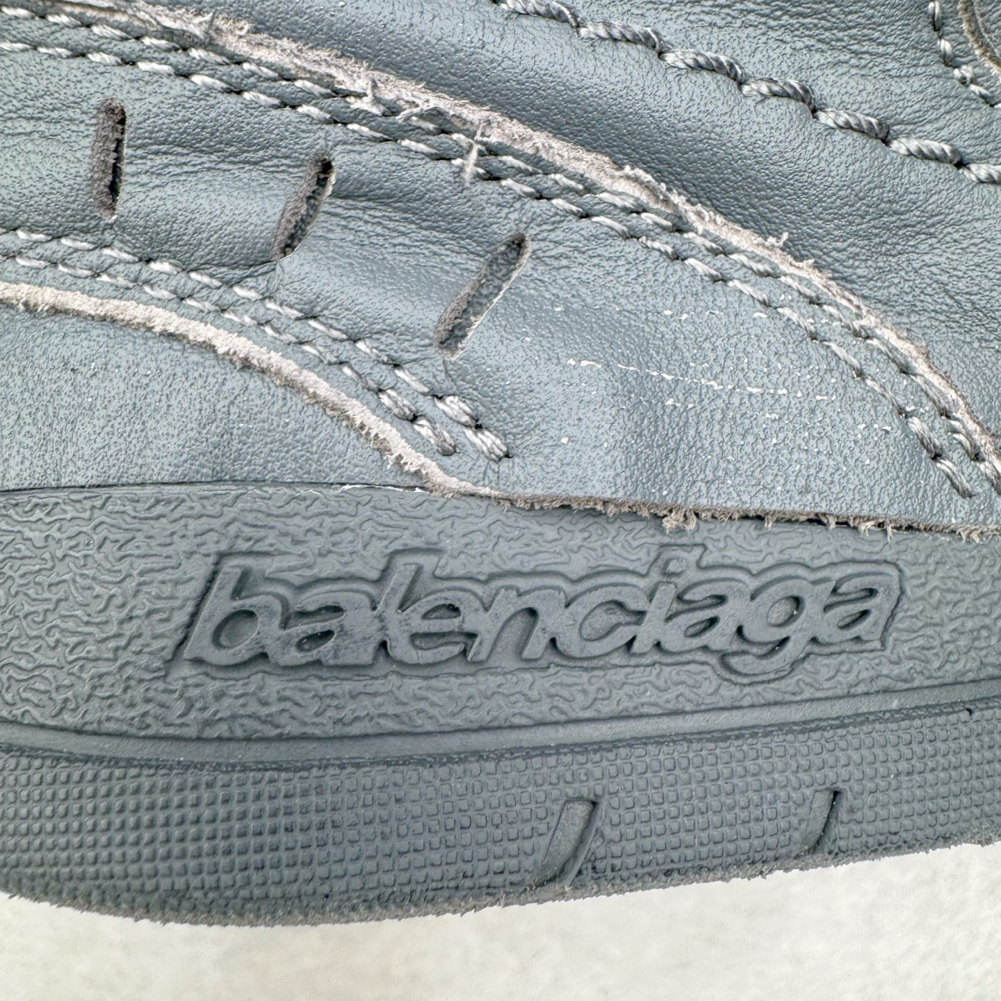 图片[16]-＃VG零售版 Balenciaga Hamptons Worn-Out 巴黎世家涤纶（聚酯纤维）牛皮革 圆头系带 低帮 生活休闲鞋板鞋 全套原纸板楦头开发 最原汁原味的灵魂版型 全鞋荧光划线卡点 胶水把控整洁度追求极致完美 每一双都是工艺品 多重QC质检 超越公司货的品控标准 实实在在的免检产品 原盒原配 正确字体电绣 粗细、位置、大小正确 侧边TPU 透气孔匹配意产原版 正确分离大底 TPU软底 原版一致大底LOGO 立体感十足 原厂皮料水洗做旧 采购原厂网纱 偏大一码 尺码：35 36 37 38 39 40 41 42 43 44 45 46-选品中心