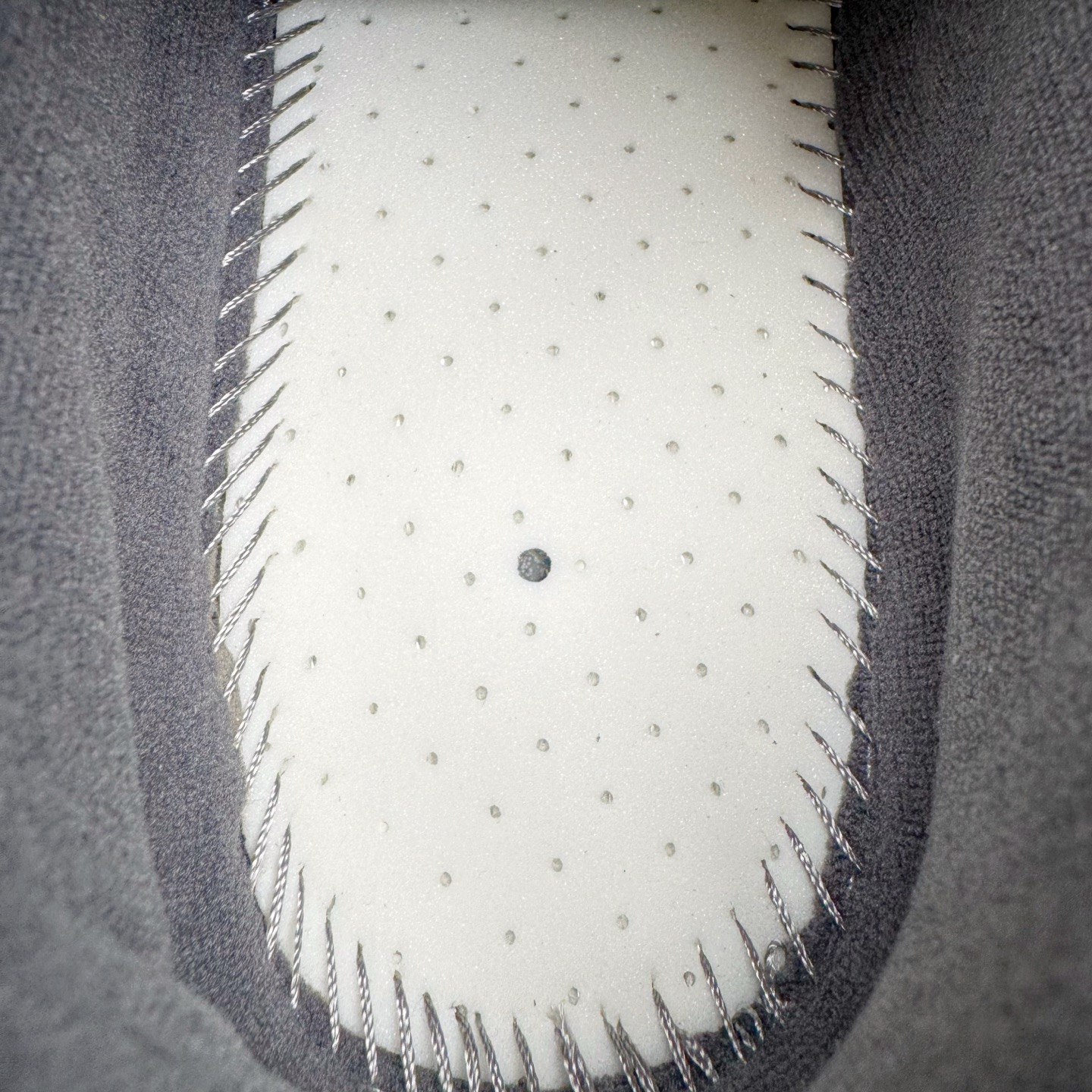 图片[11]-＃VG零售版 Balenciaga Hamptons Worn-Out 巴黎世家涤纶（聚酯纤维）牛皮革 圆头系带 低帮 生活休闲鞋板鞋 全套原纸板楦头开发 最原汁原味的灵魂版型 全鞋荧光划线卡点 胶水把控整洁度追求极致完美 每一双都是工艺品 多重QC质检 超越公司货的品控标准 实实在在的免检产品 原盒原配 正确字体电绣 粗细、位置、大小正确 侧边TPU 透气孔匹配意产原版 正确分离大底 TPU软底 原版一致大底LOGO 立体感十足 原厂皮料水洗做旧 采购原厂网纱 偏大一码 尺码：35 36 37 38 39 40 41 42 43 44 45 46-选品中心