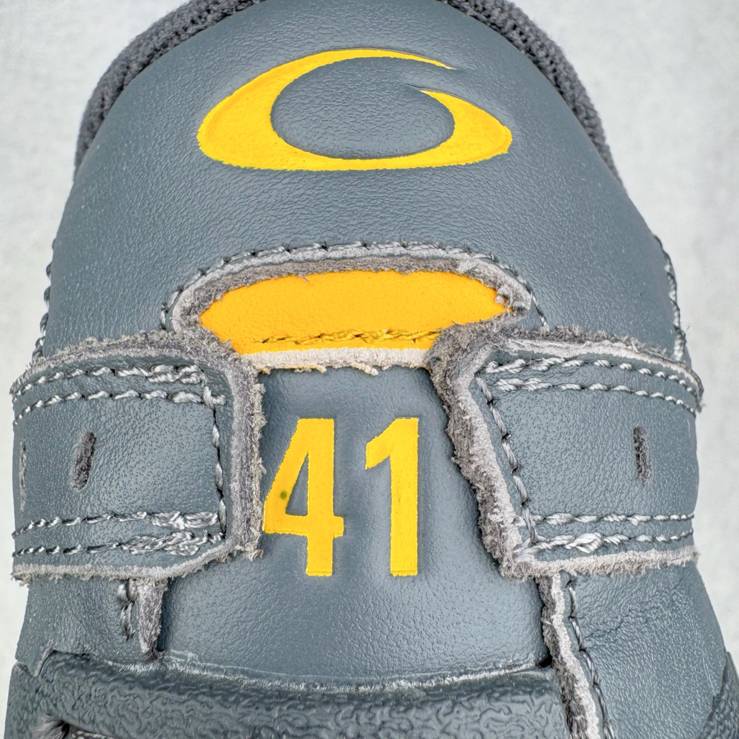 图片[20]-＃VG零售版 Balenciaga Hamptons Worn-Out 巴黎世家涤纶（聚酯纤维）牛皮革 圆头系带 低帮 生活休闲鞋板鞋 全套原纸板楦头开发 最原汁原味的灵魂版型 全鞋荧光划线卡点 胶水把控整洁度追求极致完美 每一双都是工艺品 多重QC质检 超越公司货的品控标准 实实在在的免检产品 原盒原配 正确字体电绣 粗细、位置、大小正确 侧边TPU 透气孔匹配意产原版 正确分离大底 TPU软底 原版一致大底LOGO 立体感十足 原厂皮料水洗做旧 采购原厂网纱 偏大一码 尺码：35 36 37 38 39 40 41 42 43 44 45 46-选品中心