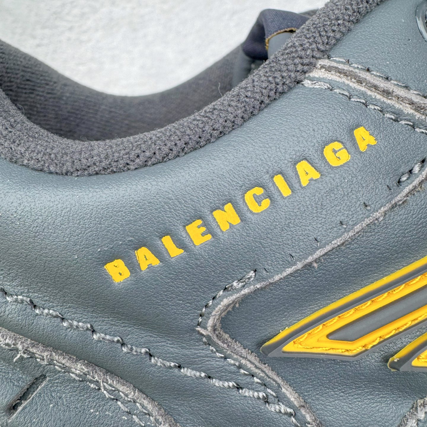 图片[17]-＃VG零售版 Balenciaga Hamptons Worn-Out 巴黎世家涤纶（聚酯纤维）牛皮革 圆头系带 低帮 生活休闲鞋板鞋 全套原纸板楦头开发 最原汁原味的灵魂版型 全鞋荧光划线卡点 胶水把控整洁度追求极致完美 每一双都是工艺品 多重QC质检 超越公司货的品控标准 实实在在的免检产品 原盒原配 正确字体电绣 粗细、位置、大小正确 侧边TPU 透气孔匹配意产原版 正确分离大底 TPU软底 原版一致大底LOGO 立体感十足 原厂皮料水洗做旧 采购原厂网纱 偏大一码 尺码：35 36 37 38 39 40 41 42 43 44 45 46-选品中心