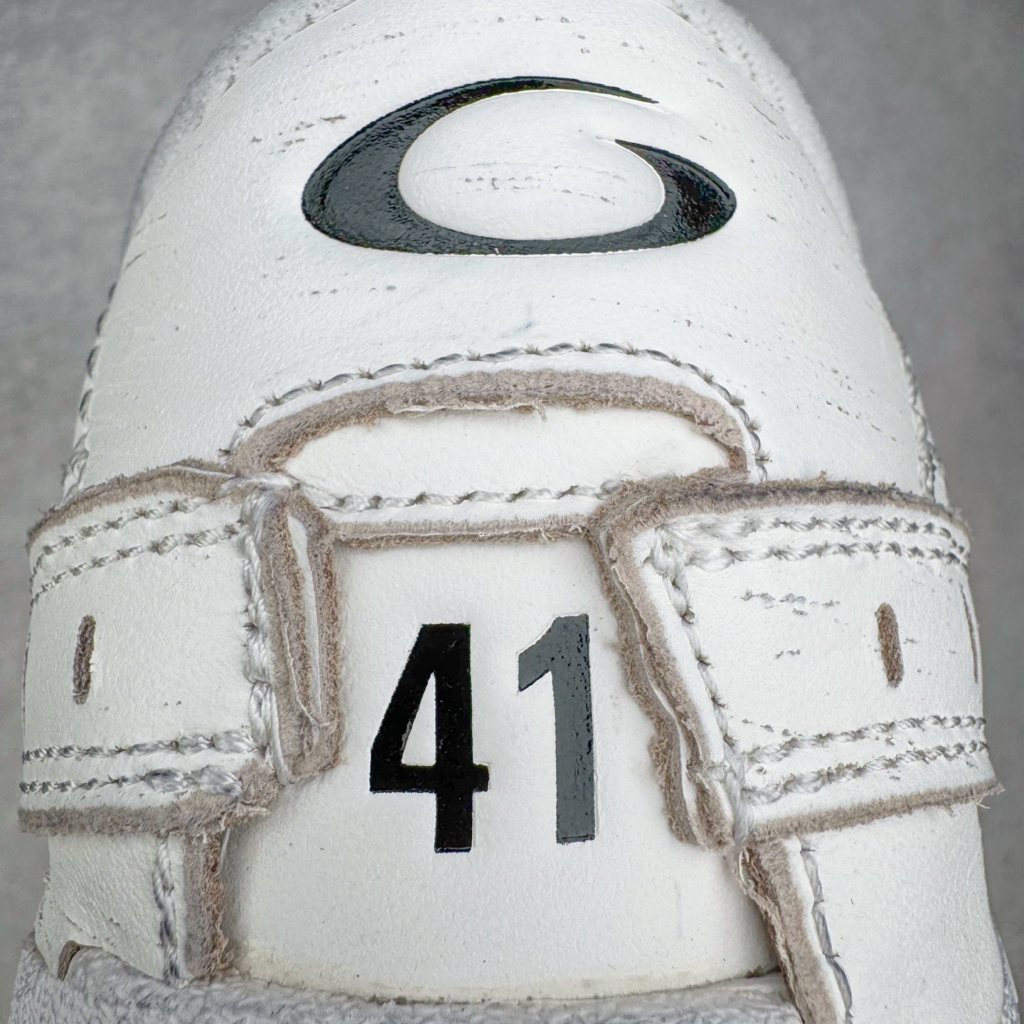 图片[10]-＃VG零售版 Balenciaga Hamptons Worn-Out 巴黎世家涤纶（聚酯纤维）牛皮革 圆头系带 低帮 生活休闲鞋板鞋 全套原纸板楦头开发 最原汁原味的灵魂版型 全鞋荧光划线卡点 胶水把控整洁度追求极致完美 每一双都是工艺品 多重QC质检 超越公司货的品控标准 实实在在的免检产品 原盒原配 正确字体电绣 粗细、位置、大小正确 侧边TPU 透气孔匹配意产原版 正确分离大底 TPU软底 原版一致大底LOGO 立体感十足 原厂皮料水洗做旧 采购原厂网纱 偏大一码 尺码：35 36 37 38 39 40 41 42 43 44 45 46-选品中心