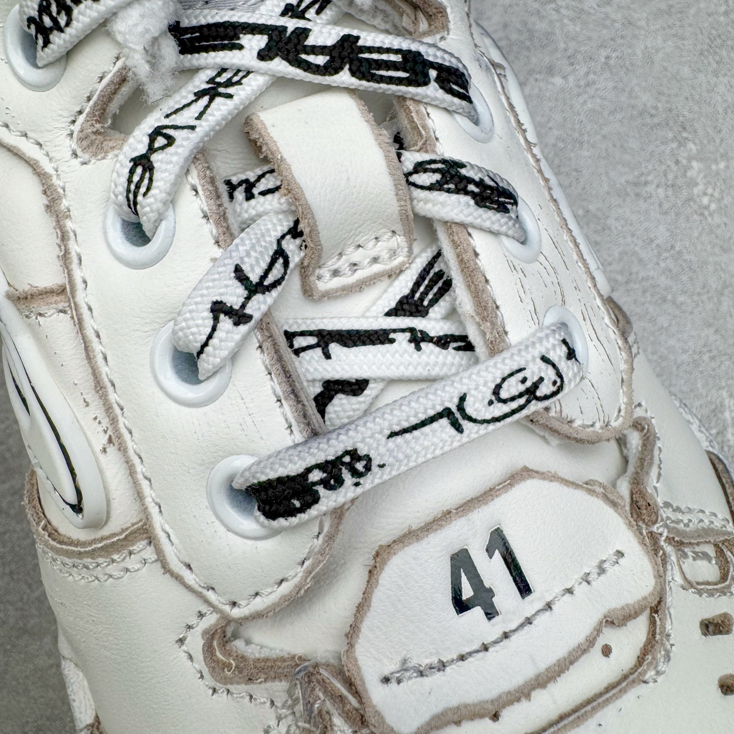 图片[17]-＃VG零售版 Balenciaga Hamptons Worn-Out 巴黎世家涤纶（聚酯纤维）牛皮革 圆头系带 低帮 生活休闲鞋板鞋 全套原纸板楦头开发 最原汁原味的灵魂版型 全鞋荧光划线卡点 胶水把控整洁度追求极致完美 每一双都是工艺品 多重QC质检 超越公司货的品控标准 实实在在的免检产品 原盒原配 正确字体电绣 粗细、位置、大小正确 侧边TPU 透气孔匹配意产原版 正确分离大底 TPU软底 原版一致大底LOGO 立体感十足 原厂皮料水洗做旧 采购原厂网纱 偏大一码 尺码：35 36 37 38 39 40 41 42 43 44 45 46-选品中心