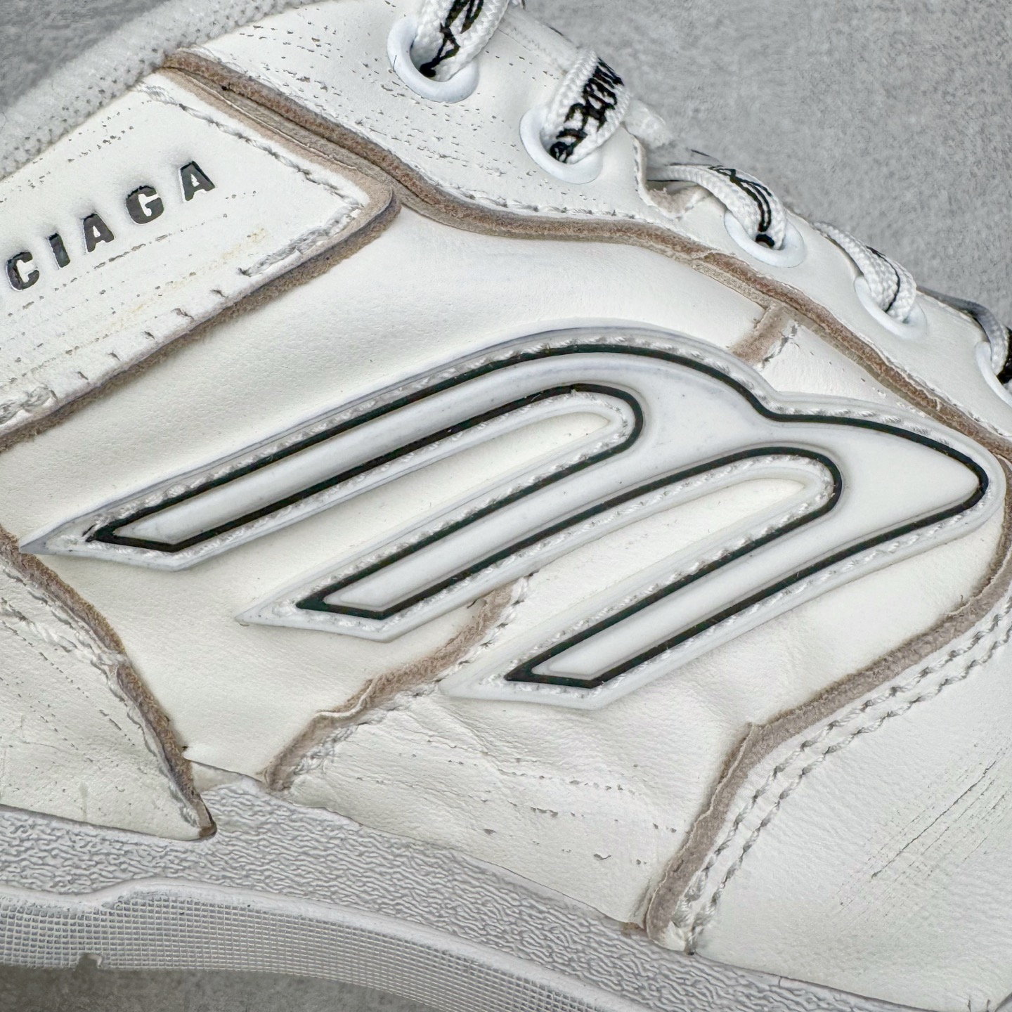 图片[12]-＃VG零售版 Balenciaga Hamptons Worn-Out 巴黎世家涤纶（聚酯纤维）牛皮革 圆头系带 低帮 生活休闲鞋板鞋 全套原纸板楦头开发 最原汁原味的灵魂版型 全鞋荧光划线卡点 胶水把控整洁度追求极致完美 每一双都是工艺品 多重QC质检 超越公司货的品控标准 实实在在的免检产品 原盒原配 正确字体电绣 粗细、位置、大小正确 侧边TPU 透气孔匹配意产原版 正确分离大底 TPU软底 原版一致大底LOGO 立体感十足 原厂皮料水洗做旧 采购原厂网纱 偏大一码 尺码：35 36 37 38 39 40 41 42 43 44 45 46-选品中心