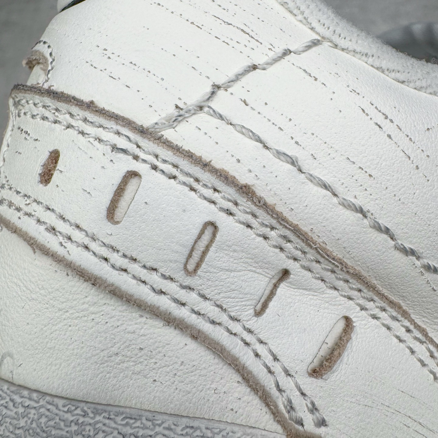 图片[15]-＃VG零售版 Balenciaga Hamptons Worn-Out 巴黎世家涤纶（聚酯纤维）牛皮革 圆头系带 低帮 生活休闲鞋板鞋 全套原纸板楦头开发 最原汁原味的灵魂版型 全鞋荧光划线卡点 胶水把控整洁度追求极致完美 每一双都是工艺品 多重QC质检 超越公司货的品控标准 实实在在的免检产品 原盒原配 正确字体电绣 粗细、位置、大小正确 侧边TPU 透气孔匹配意产原版 正确分离大底 TPU软底 原版一致大底LOGO 立体感十足 原厂皮料水洗做旧 采购原厂网纱 偏大一码 尺码：35 36 37 38 39 40 41 42 43 44 45 46-选品中心