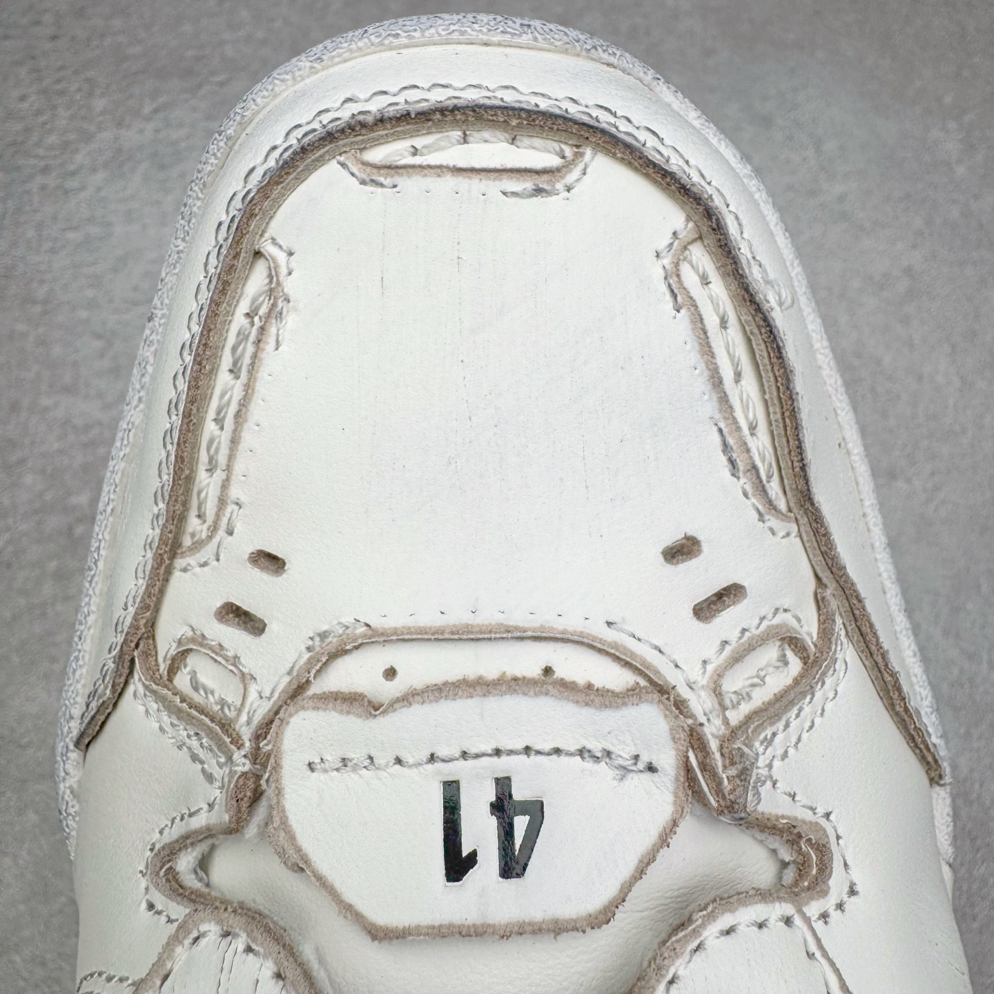 图片[16]-＃VG零售版 Balenciaga Hamptons Worn-Out 巴黎世家涤纶（聚酯纤维）牛皮革 圆头系带 低帮 生活休闲鞋板鞋 全套原纸板楦头开发 最原汁原味的灵魂版型 全鞋荧光划线卡点 胶水把控整洁度追求极致完美 每一双都是工艺品 多重QC质检 超越公司货的品控标准 实实在在的免检产品 原盒原配 正确字体电绣 粗细、位置、大小正确 侧边TPU 透气孔匹配意产原版 正确分离大底 TPU软底 原版一致大底LOGO 立体感十足 原厂皮料水洗做旧 采购原厂网纱 偏大一码 尺码：35 36 37 38 39 40 41 42 43 44 45 46-选品中心