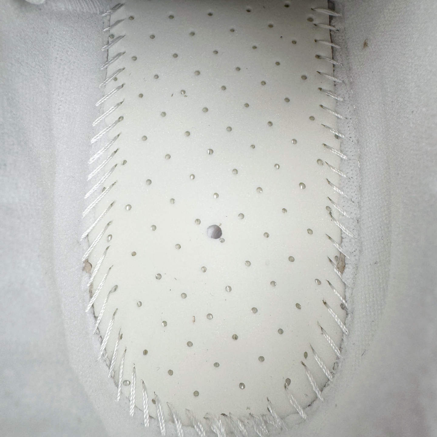 图片[20]-＃VG零售版 Balenciaga Hamptons Worn-Out 巴黎世家涤纶（聚酯纤维）牛皮革 圆头系带 低帮 生活休闲鞋板鞋 全套原纸板楦头开发 最原汁原味的灵魂版型 全鞋荧光划线卡点 胶水把控整洁度追求极致完美 每一双都是工艺品 多重QC质检 超越公司货的品控标准 实实在在的免检产品 原盒原配 正确字体电绣 粗细、位置、大小正确 侧边TPU 透气孔匹配意产原版 正确分离大底 TPU软底 原版一致大底LOGO 立体感十足 原厂皮料水洗做旧 采购原厂网纱 偏大一码 尺码：35 36 37 38 39 40 41 42 43 44 45 46-选品中心