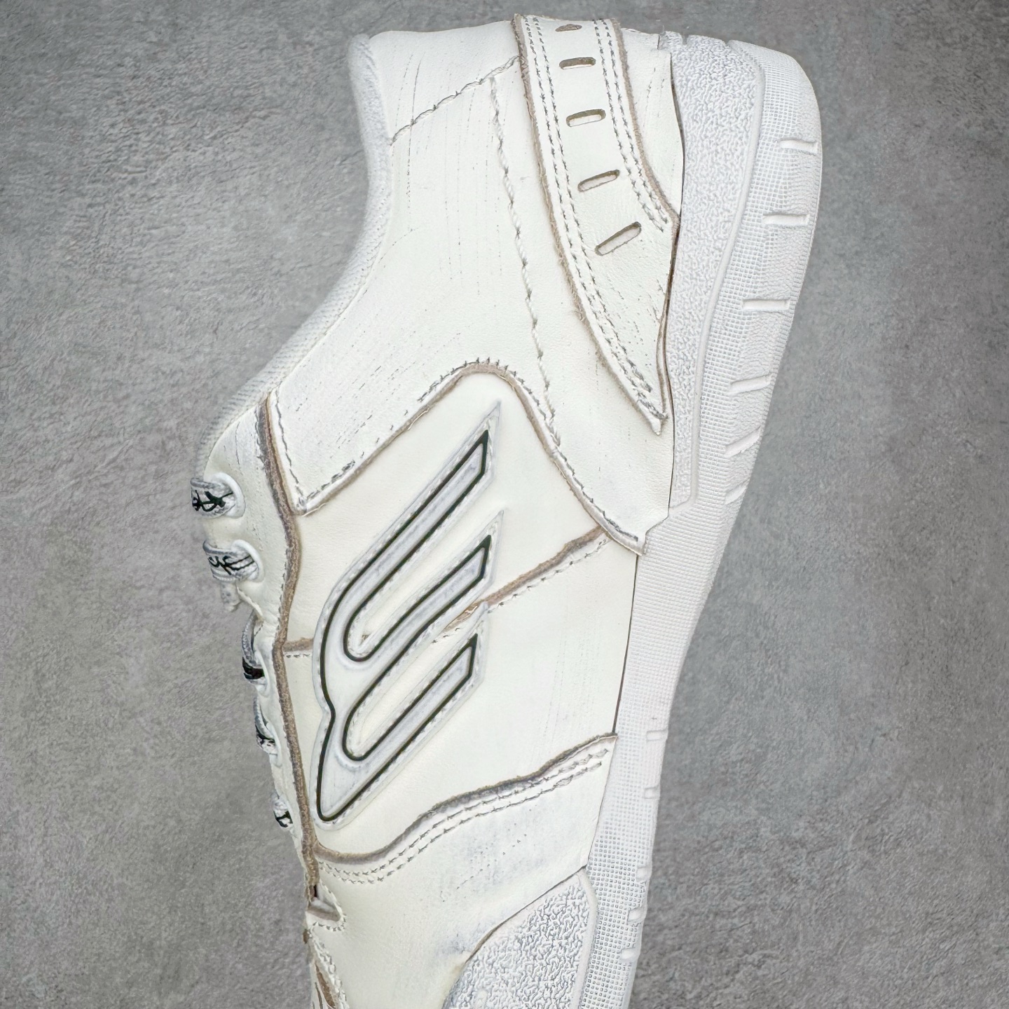 图片[7]-＃VG零售版 Balenciaga Hamptons Worn-Out 巴黎世家涤纶（聚酯纤维）牛皮革 圆头系带 低帮 生活休闲鞋板鞋 全套原纸板楦头开发 最原汁原味的灵魂版型 全鞋荧光划线卡点 胶水把控整洁度追求极致完美 每一双都是工艺品 多重QC质检 超越公司货的品控标准 实实在在的免检产品 原盒原配 正确字体电绣 粗细、位置、大小正确 侧边TPU 透气孔匹配意产原版 正确分离大底 TPU软底 原版一致大底LOGO 立体感十足 原厂皮料水洗做旧 采购原厂网纱 偏大一码 尺码：35 36 37 38 39 40 41 42 43 44 45 46-选品中心