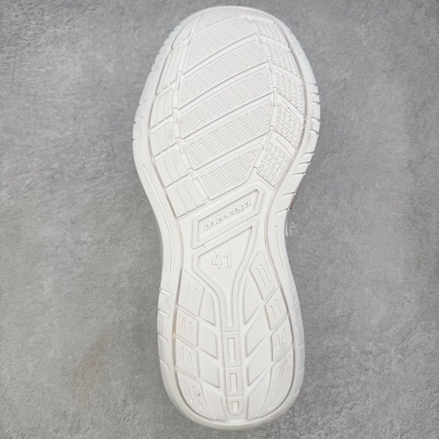 图片[9]-＃VG零售版 Balenciaga Hamptons Worn-Out 巴黎世家涤纶（聚酯纤维）牛皮革 圆头系带 低帮 生活休闲鞋板鞋 全套原纸板楦头开发 最原汁原味的灵魂版型 全鞋荧光划线卡点 胶水把控整洁度追求极致完美 每一双都是工艺品 多重QC质检 超越公司货的品控标准 实实在在的免检产品 原盒原配 正确字体电绣 粗细、位置、大小正确 侧边TPU 透气孔匹配意产原版 正确分离大底 TPU软底 原版一致大底LOGO 立体感十足 原厂皮料水洗做旧 采购原厂网纱 偏大一码 尺码：35 36 37 38 39 40 41 42 43 44 45 46-选品中心