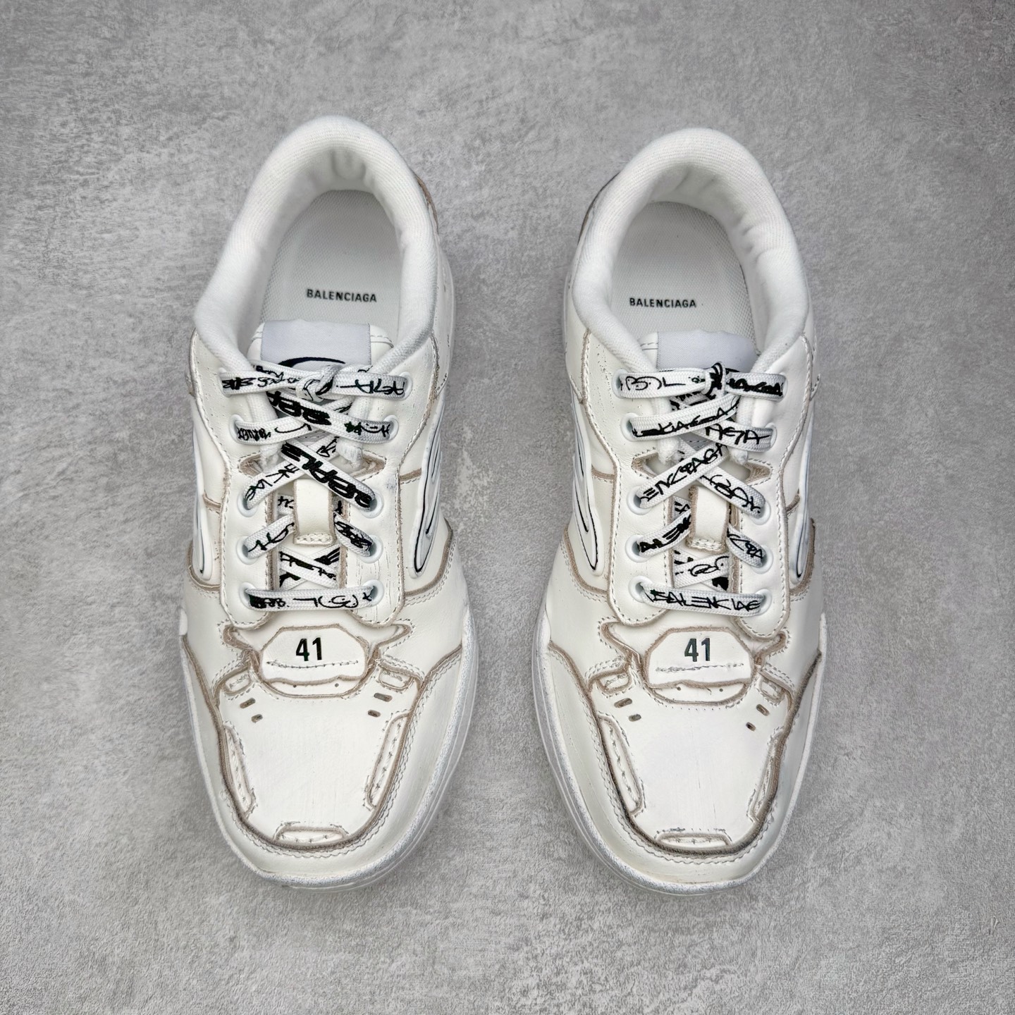 图片[2]-＃VG零售版 Balenciaga Hamptons Worn-Out 巴黎世家涤纶（聚酯纤维）牛皮革 圆头系带 低帮 生活休闲鞋板鞋 全套原纸板楦头开发 最原汁原味的灵魂版型 全鞋荧光划线卡点 胶水把控整洁度追求极致完美 每一双都是工艺品 多重QC质检 超越公司货的品控标准 实实在在的免检产品 原盒原配 正确字体电绣 粗细、位置、大小正确 侧边TPU 透气孔匹配意产原版 正确分离大底 TPU软底 原版一致大底LOGO 立体感十足 原厂皮料水洗做旧 采购原厂网纱 偏大一码 尺码：35 36 37 38 39 40 41 42 43 44 45 46-选品中心