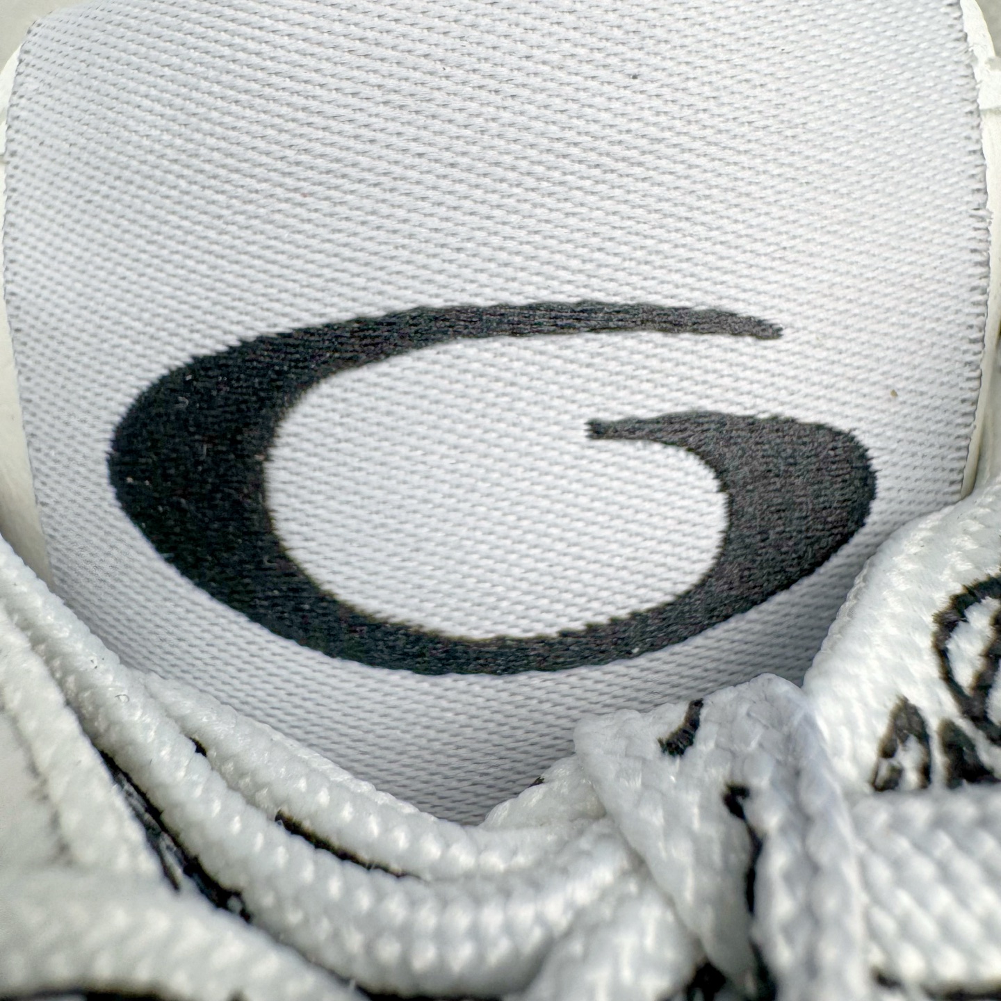 图片[18]-＃VG零售版 Balenciaga Hamptons Worn-Out 巴黎世家涤纶（聚酯纤维）牛皮革 圆头系带 低帮 生活休闲鞋板鞋 全套原纸板楦头开发 最原汁原味的灵魂版型 全鞋荧光划线卡点 胶水把控整洁度追求极致完美 每一双都是工艺品 多重QC质检 超越公司货的品控标准 实实在在的免检产品 原盒原配 正确字体电绣 粗细、位置、大小正确 侧边TPU 透气孔匹配意产原版 正确分离大底 TPU软底 原版一致大底LOGO 立体感十足 原厂皮料水洗做旧 采购原厂网纱 偏大一码 尺码：35 36 37 38 39 40 41 42 43 44 45 46-选品中心