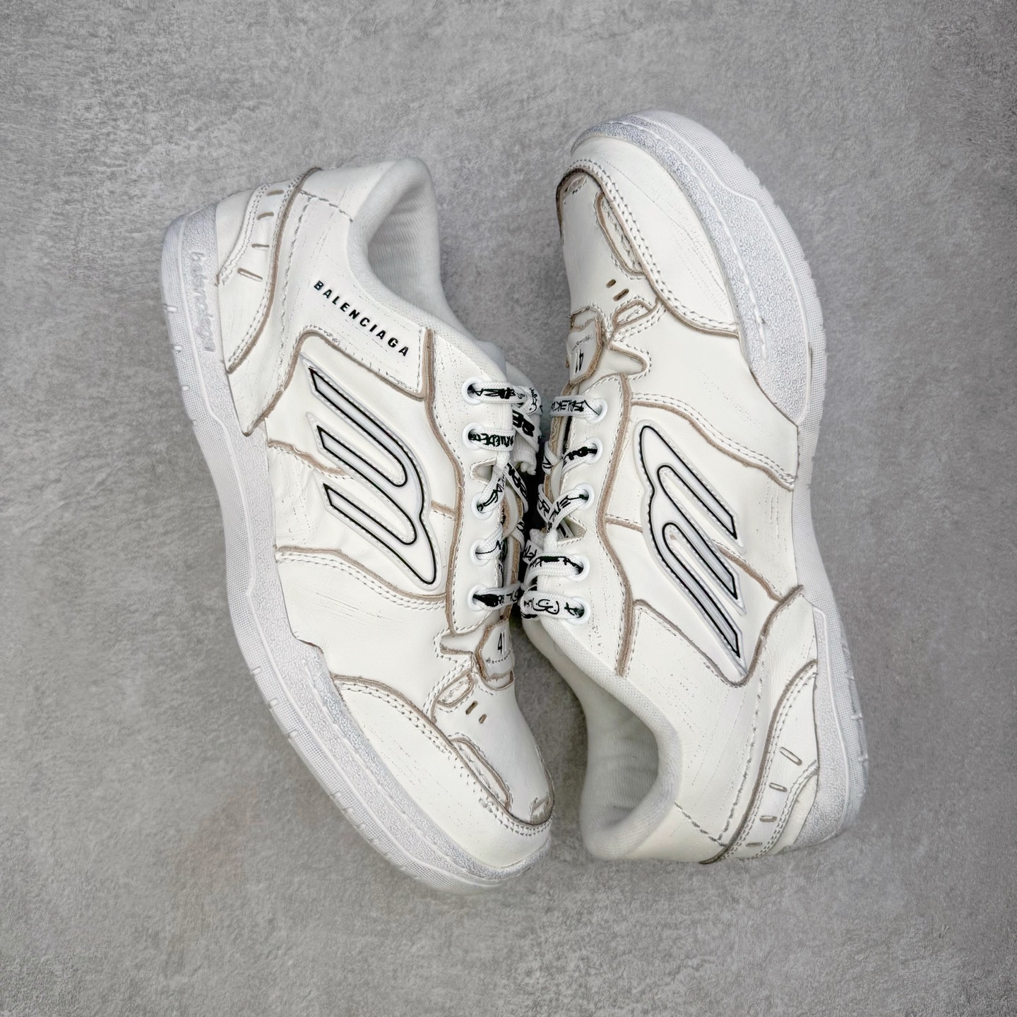 图片[3]-＃VG零售版 Balenciaga Hamptons Worn-Out 巴黎世家涤纶（聚酯纤维）牛皮革 圆头系带 低帮 生活休闲鞋板鞋 全套原纸板楦头开发 最原汁原味的灵魂版型 全鞋荧光划线卡点 胶水把控整洁度追求极致完美 每一双都是工艺品 多重QC质检 超越公司货的品控标准 实实在在的免检产品 原盒原配 正确字体电绣 粗细、位置、大小正确 侧边TPU 透气孔匹配意产原版 正确分离大底 TPU软底 原版一致大底LOGO 立体感十足 原厂皮料水洗做旧 采购原厂网纱 偏大一码 尺码：35 36 37 38 39 40 41 42 43 44 45 46-选品中心