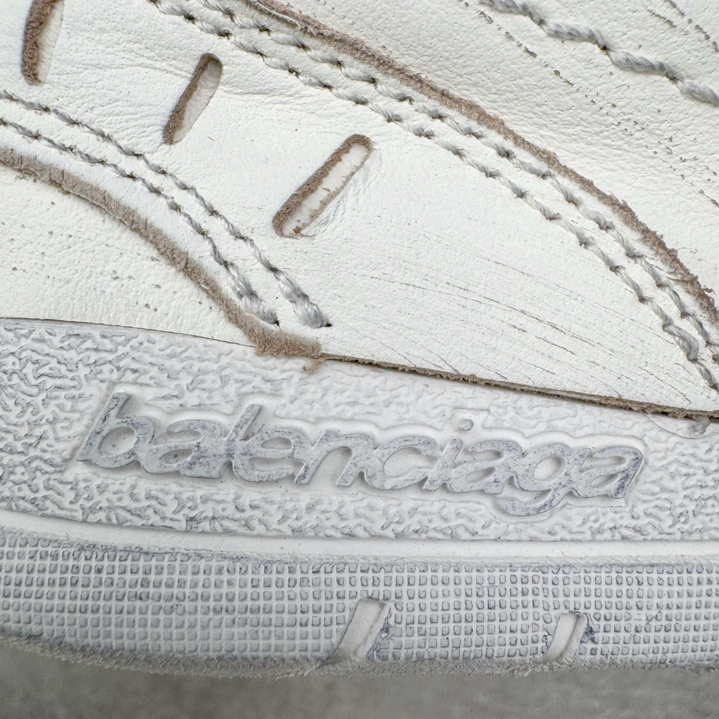 图片[14]-＃VG零售版 Balenciaga Hamptons Worn-Out 巴黎世家涤纶（聚酯纤维）牛皮革 圆头系带 低帮 生活休闲鞋板鞋 全套原纸板楦头开发 最原汁原味的灵魂版型 全鞋荧光划线卡点 胶水把控整洁度追求极致完美 每一双都是工艺品 多重QC质检 超越公司货的品控标准 实实在在的免检产品 原盒原配 正确字体电绣 粗细、位置、大小正确 侧边TPU 透气孔匹配意产原版 正确分离大底 TPU软底 原版一致大底LOGO 立体感十足 原厂皮料水洗做旧 采购原厂网纱 偏大一码 尺码：35 36 37 38 39 40 41 42 43 44 45 46-选品中心