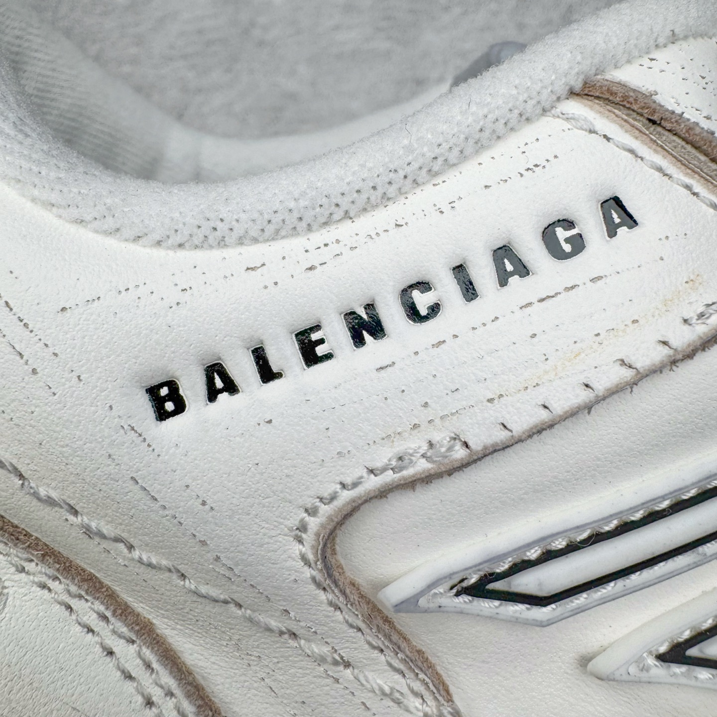 图片[13]-＃VG零售版 Balenciaga Hamptons Worn-Out 巴黎世家涤纶（聚酯纤维）牛皮革 圆头系带 低帮 生活休闲鞋板鞋 全套原纸板楦头开发 最原汁原味的灵魂版型 全鞋荧光划线卡点 胶水把控整洁度追求极致完美 每一双都是工艺品 多重QC质检 超越公司货的品控标准 实实在在的免检产品 原盒原配 正确字体电绣 粗细、位置、大小正确 侧边TPU 透气孔匹配意产原版 正确分离大底 TPU软底 原版一致大底LOGO 立体感十足 原厂皮料水洗做旧 采购原厂网纱 偏大一码 尺码：35 36 37 38 39 40 41 42 43 44 45 46-选品中心