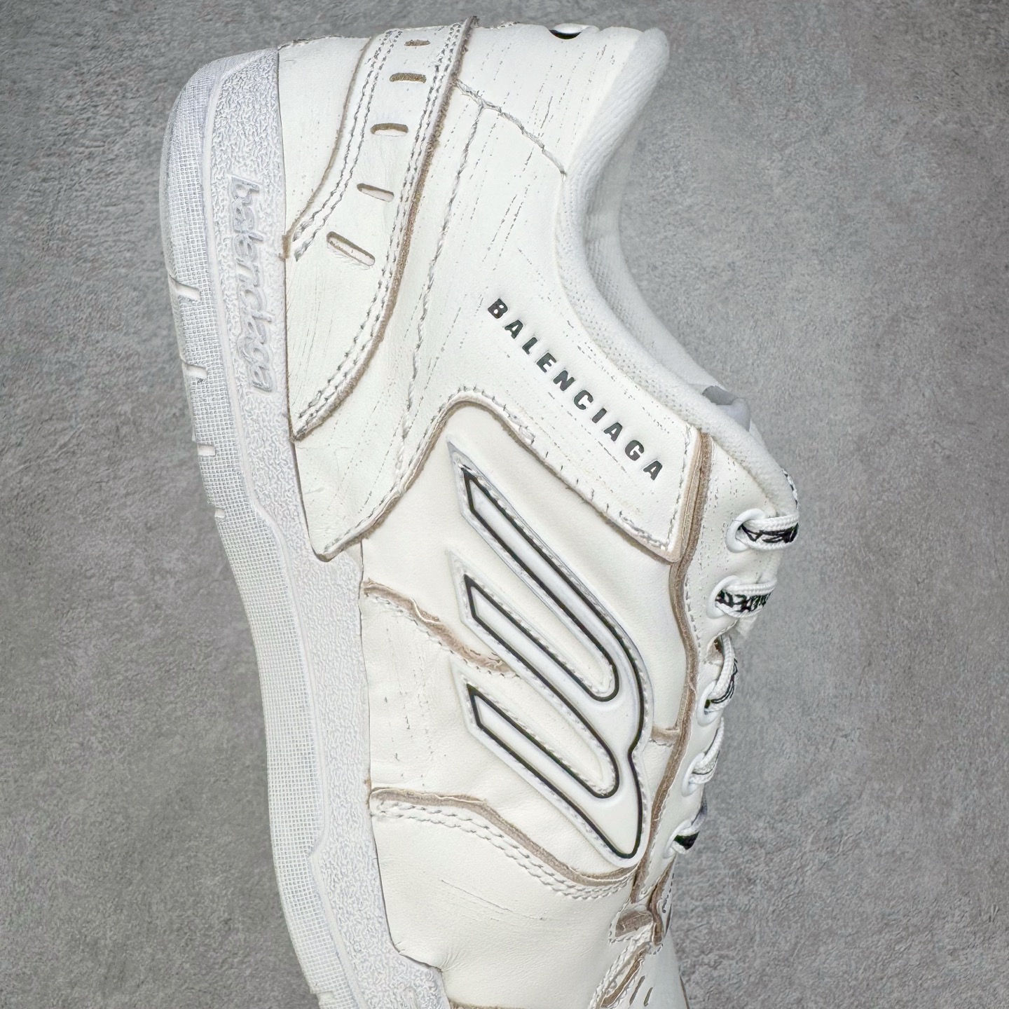 图片[6]-＃VG零售版 Balenciaga Hamptons Worn-Out 巴黎世家涤纶（聚酯纤维）牛皮革 圆头系带 低帮 生活休闲鞋板鞋 全套原纸板楦头开发 最原汁原味的灵魂版型 全鞋荧光划线卡点 胶水把控整洁度追求极致完美 每一双都是工艺品 多重QC质检 超越公司货的品控标准 实实在在的免检产品 原盒原配 正确字体电绣 粗细、位置、大小正确 侧边TPU 透气孔匹配意产原版 正确分离大底 TPU软底 原版一致大底LOGO 立体感十足 原厂皮料水洗做旧 采购原厂网纱 偏大一码 尺码：35 36 37 38 39 40 41 42 43 44 45 46-选品中心