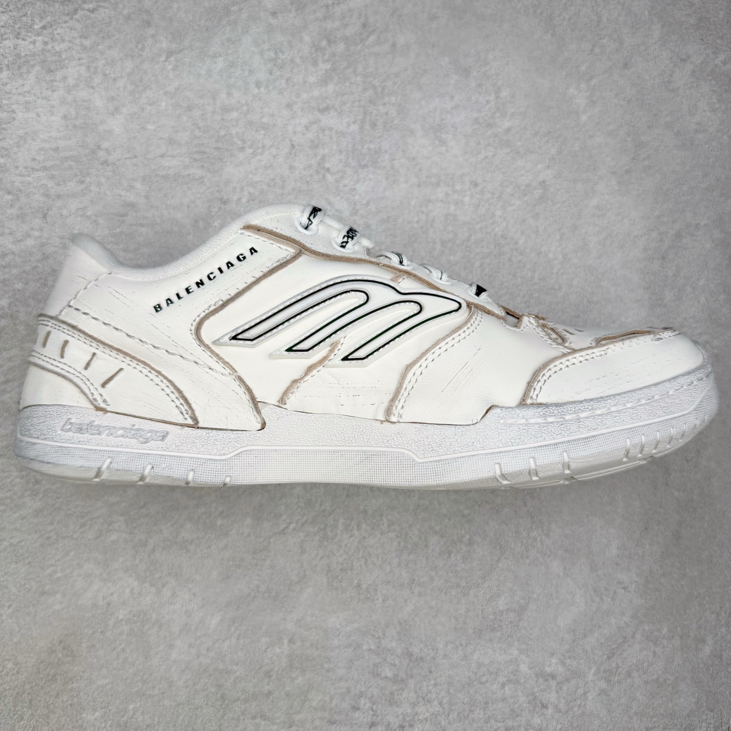 ＃VG零售版 Balenciaga Hamptons Worn-Out 巴黎世家涤纶（聚酯纤维）牛皮革 圆头系带 低帮 生活休闲鞋板鞋 全套原纸板楦头开发 最原汁原味的灵魂版型 全鞋荧光划线卡点 胶水把控整洁度追求极致完美 每一双都是工艺品 多重QC质检 超越公司货的品控标准 实实在在的免检产品 原盒原配 正确字体电绣 粗细、位置、大小正确 侧边TPU 透气孔匹配意产原版 正确分离大底 TPU软底 原版一致大底LOGO 立体感十足 原厂皮料水洗做旧 采购原厂网纱 偏大一码 尺码：35 36 37 38 39 40 41 42 43 44 45 46-选品中心