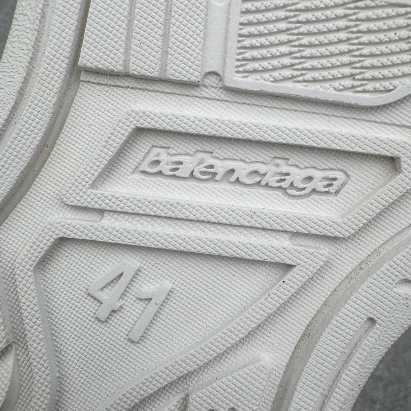 图片[11]-＃VG零售版 Balenciaga Hamptons Worn-Out 巴黎世家涤纶（聚酯纤维）牛皮革 圆头系带 低帮 生活休闲鞋板鞋 全套原纸板楦头开发 最原汁原味的灵魂版型 全鞋荧光划线卡点 胶水把控整洁度追求极致完美 每一双都是工艺品 多重QC质检 超越公司货的品控标准 实实在在的免检产品 原盒原配 正确字体电绣 粗细、位置、大小正确 侧边TPU 透气孔匹配意产原版 正确分离大底 TPU软底 原版一致大底LOGO 立体感十足 原厂皮料水洗做旧 采购原厂网纱 偏大一码 尺码：35 36 37 38 39 40 41 42 43 44 45 46-选品中心