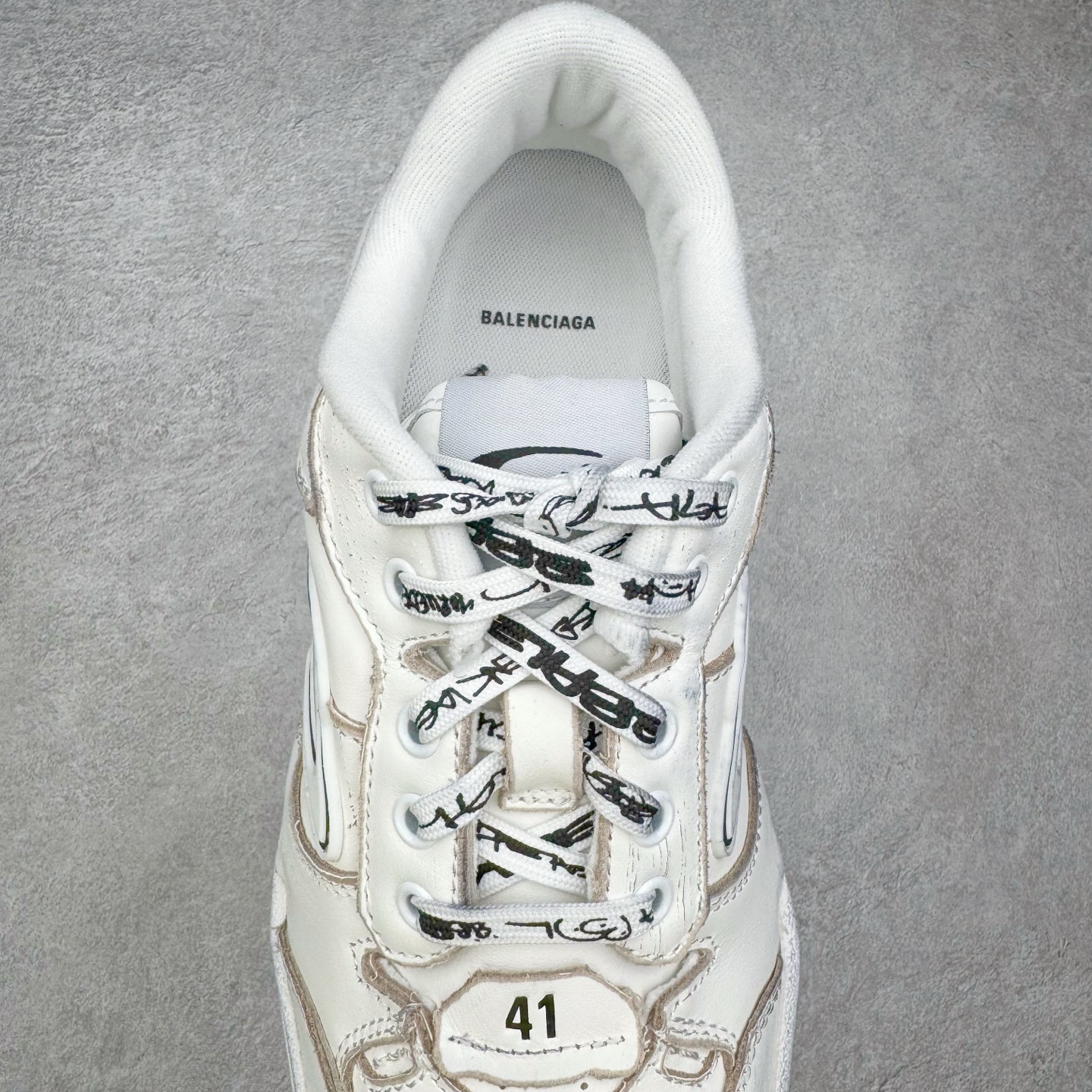 图片[5]-＃VG零售版 Balenciaga Hamptons Worn-Out 巴黎世家涤纶（聚酯纤维）牛皮革 圆头系带 低帮 生活休闲鞋板鞋 全套原纸板楦头开发 最原汁原味的灵魂版型 全鞋荧光划线卡点 胶水把控整洁度追求极致完美 每一双都是工艺品 多重QC质检 超越公司货的品控标准 实实在在的免检产品 原盒原配 正确字体电绣 粗细、位置、大小正确 侧边TPU 透气孔匹配意产原版 正确分离大底 TPU软底 原版一致大底LOGO 立体感十足 原厂皮料水洗做旧 采购原厂网纱 偏大一码 尺码：35 36 37 38 39 40 41 42 43 44 45 46-选品中心